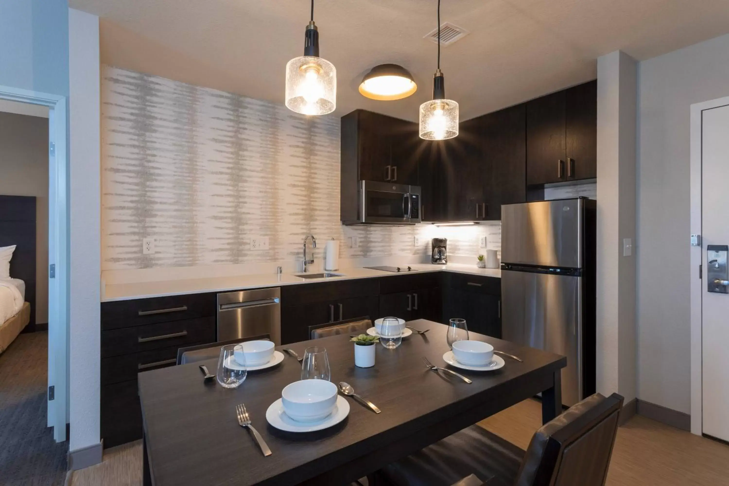 Kitchen or kitchenette, Dining Area in Residence Inn Minneapolis Maple Grove/Arbor Lakes
