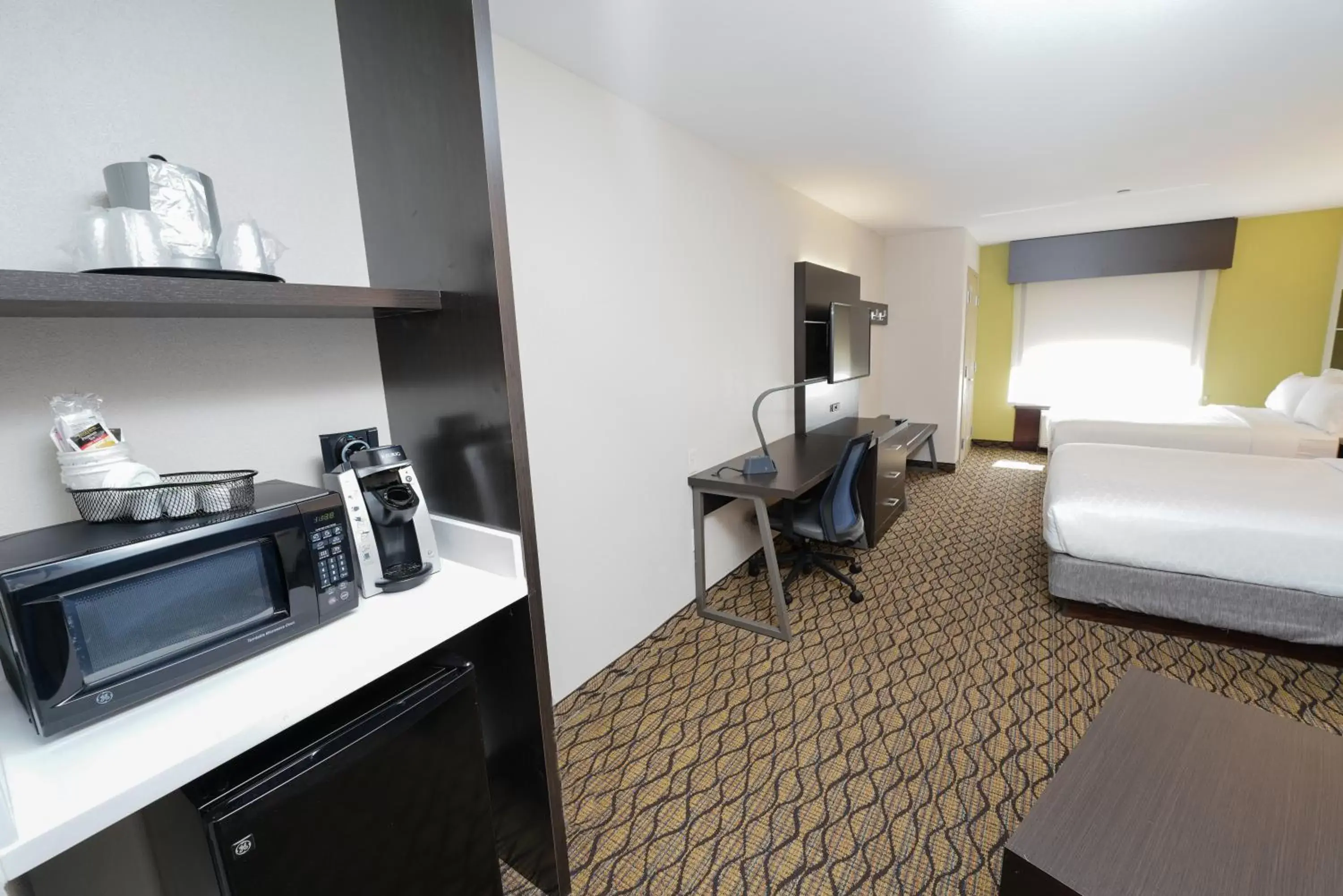 Coffee/tea facilities, Kitchen/Kitchenette in Holiday Inn Express and Suites Springfield Medical District, an IHG Hotel