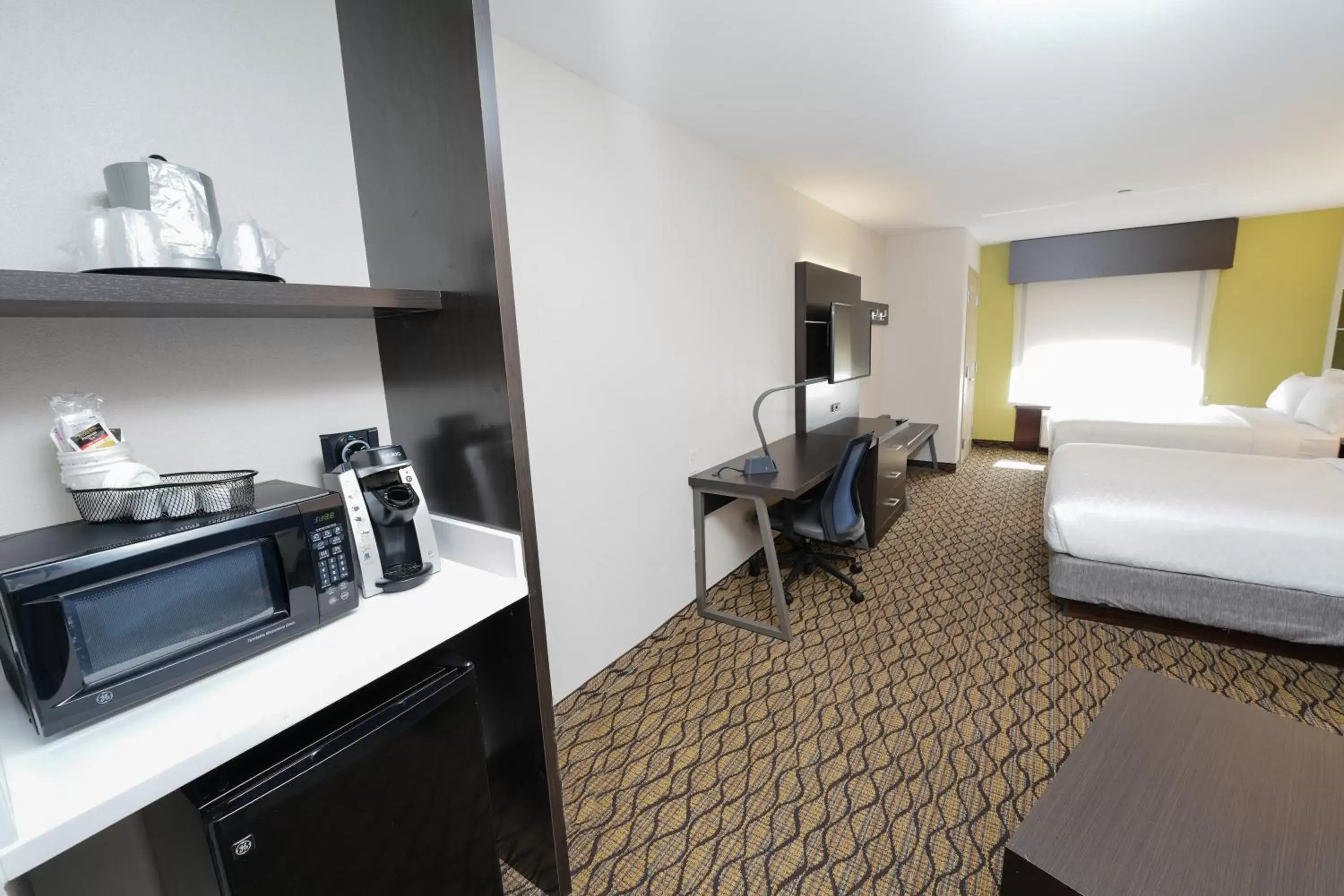 Coffee/tea facilities, Bed in Holiday Inn Express and Suites Springfield Medical District by IHG Coffee/tea facilities, Bed in Holiday Inn Express and Suites Springfield Medical District by IHG