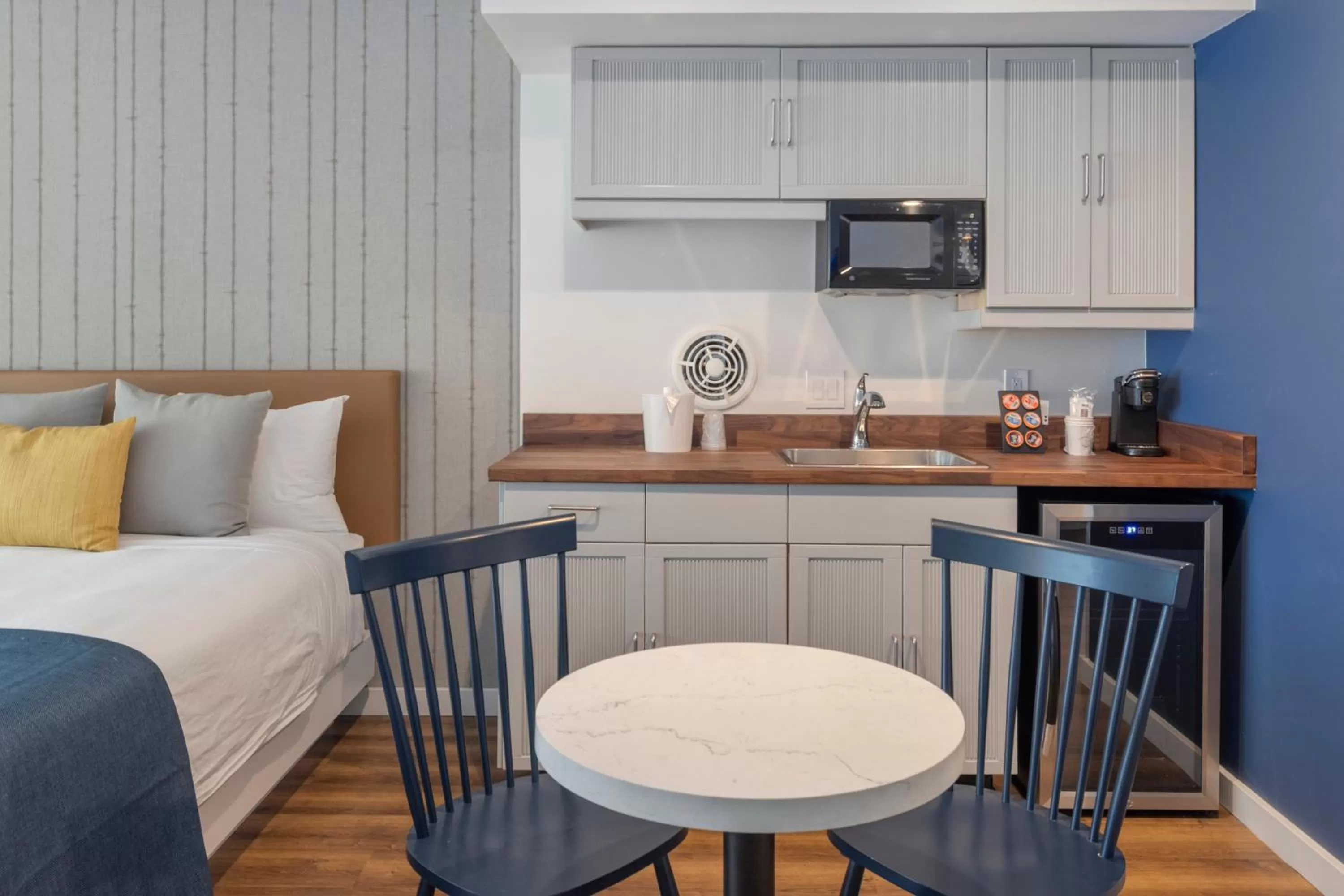 Kitchen or kitchenette, Bed in Sea Harbor Hotel - San Diego