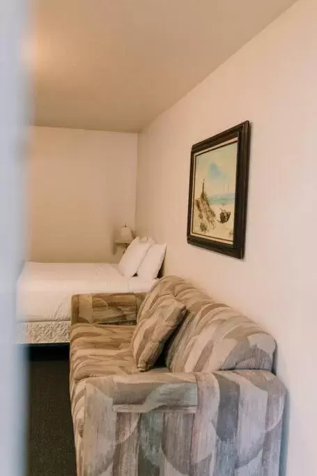 Seating area, Bed in The Long Barn Lodge