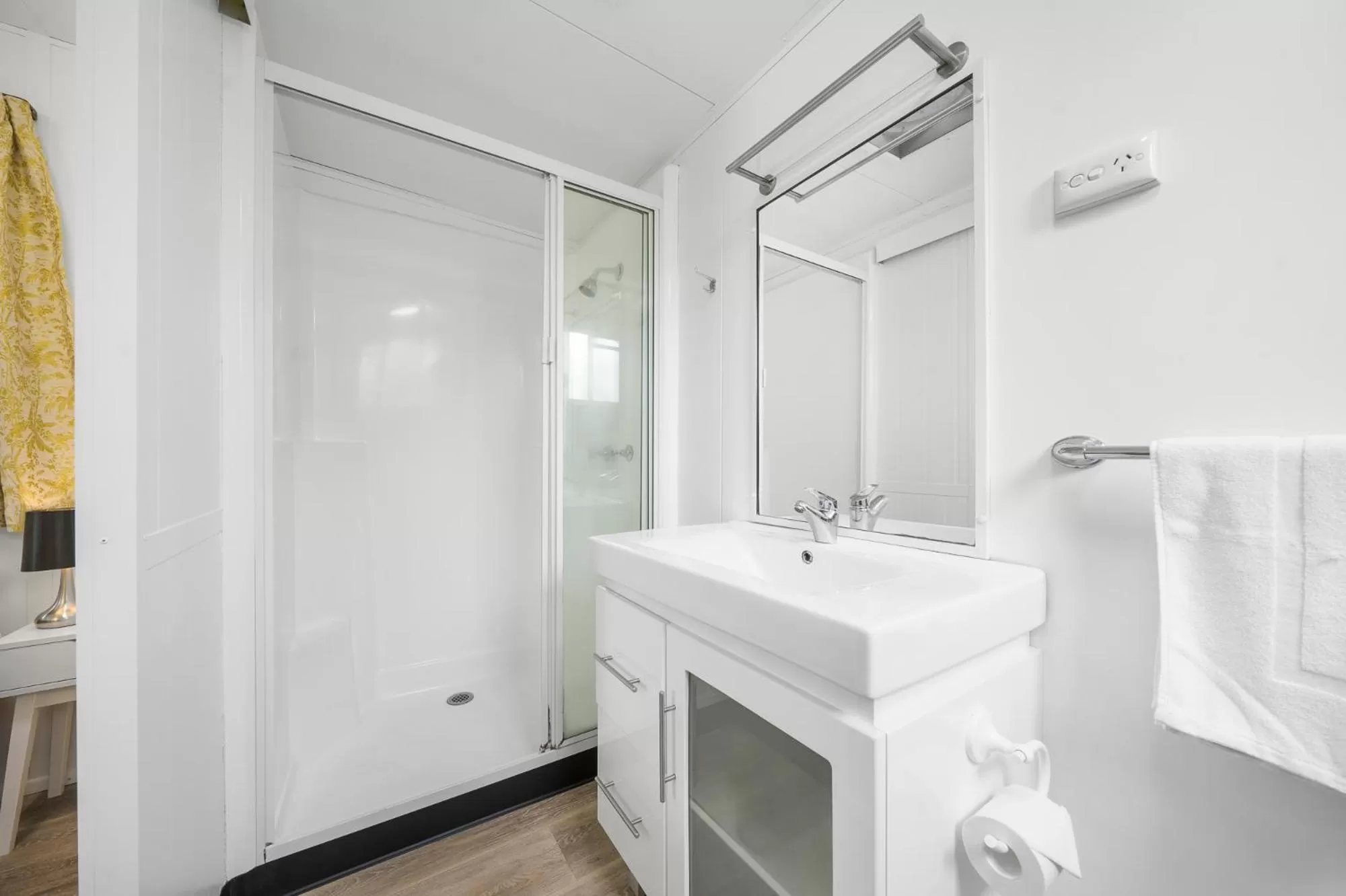 Small Double Room in Esk Caravan Park & Rail Trail Motel