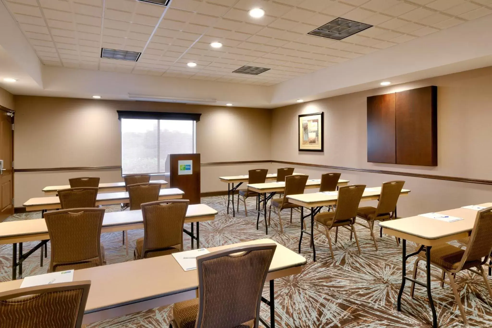 Meeting/conference room in Holiday Inn Express Hotel & Suites Butte, an IHG Hotel
