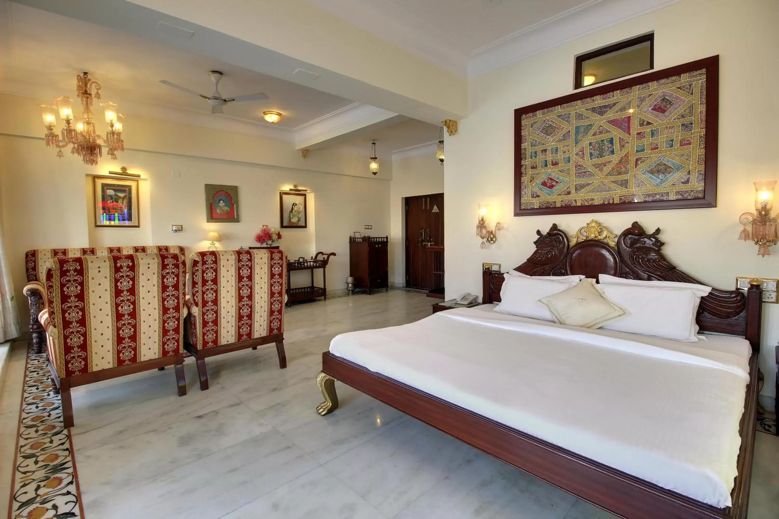 Lake view, Bed in Lake Pichola Hotel