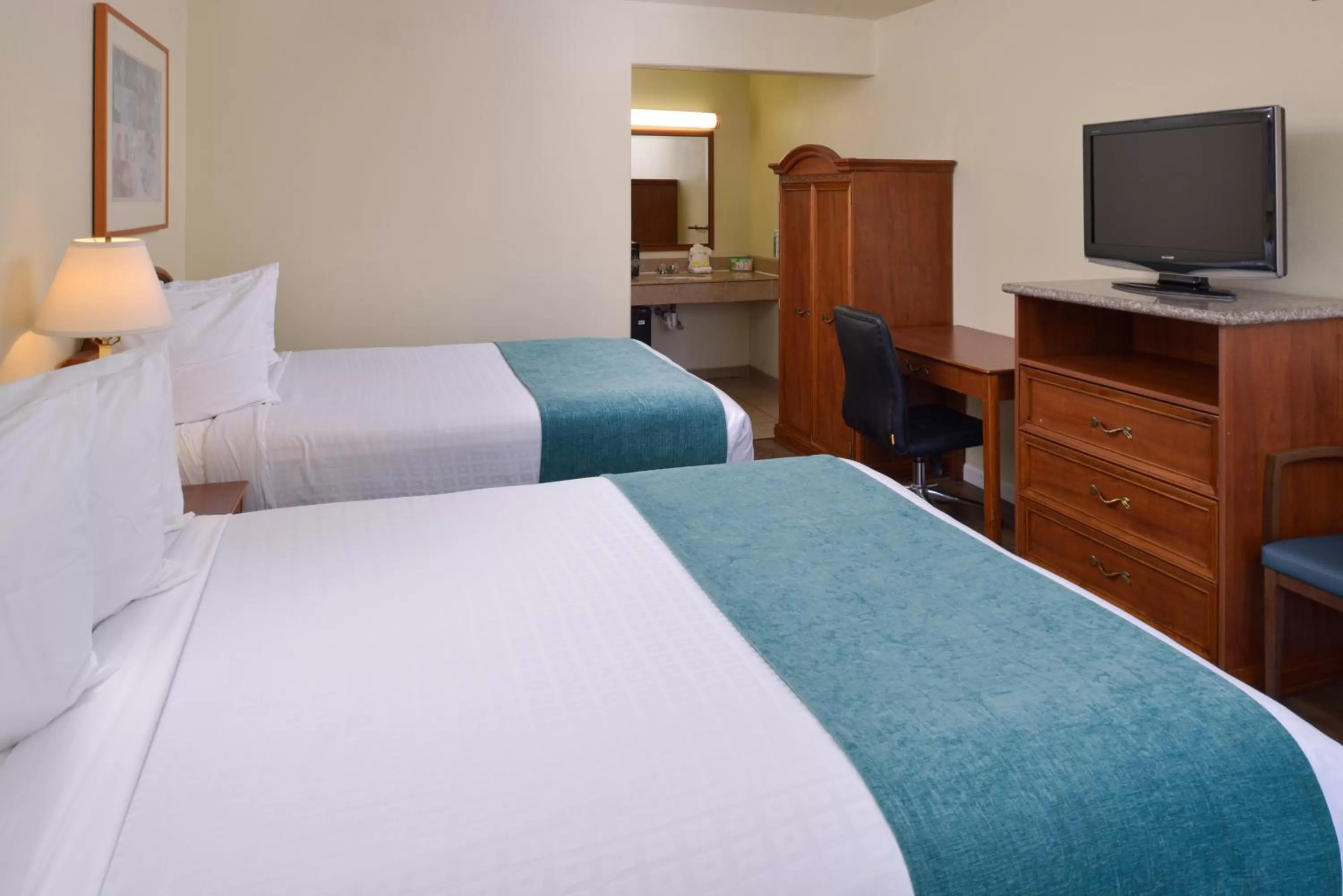 Bed in Edgewater Inn and Suites