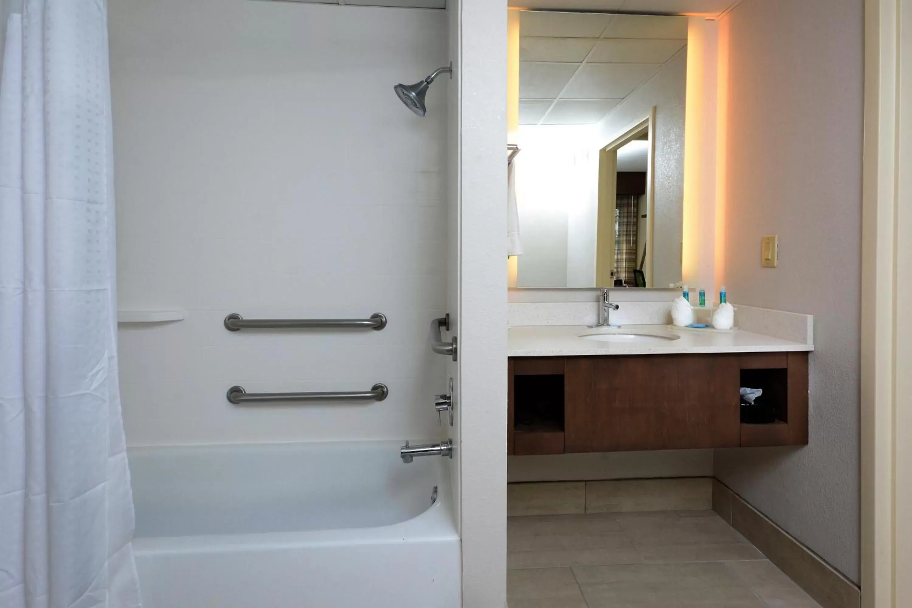 King Room with Batch Tub - Mobility Accessible - Non-Smoking in Holiday Inn Express & Suites Raleigh Durham Airport at RTP, an IHG Hotel King Room with Batch Tub - Mobility Accessible - Non-Smoking in Holiday Inn Express & Suites Raleigh Durham Airport at RTP, an IHG Hotel