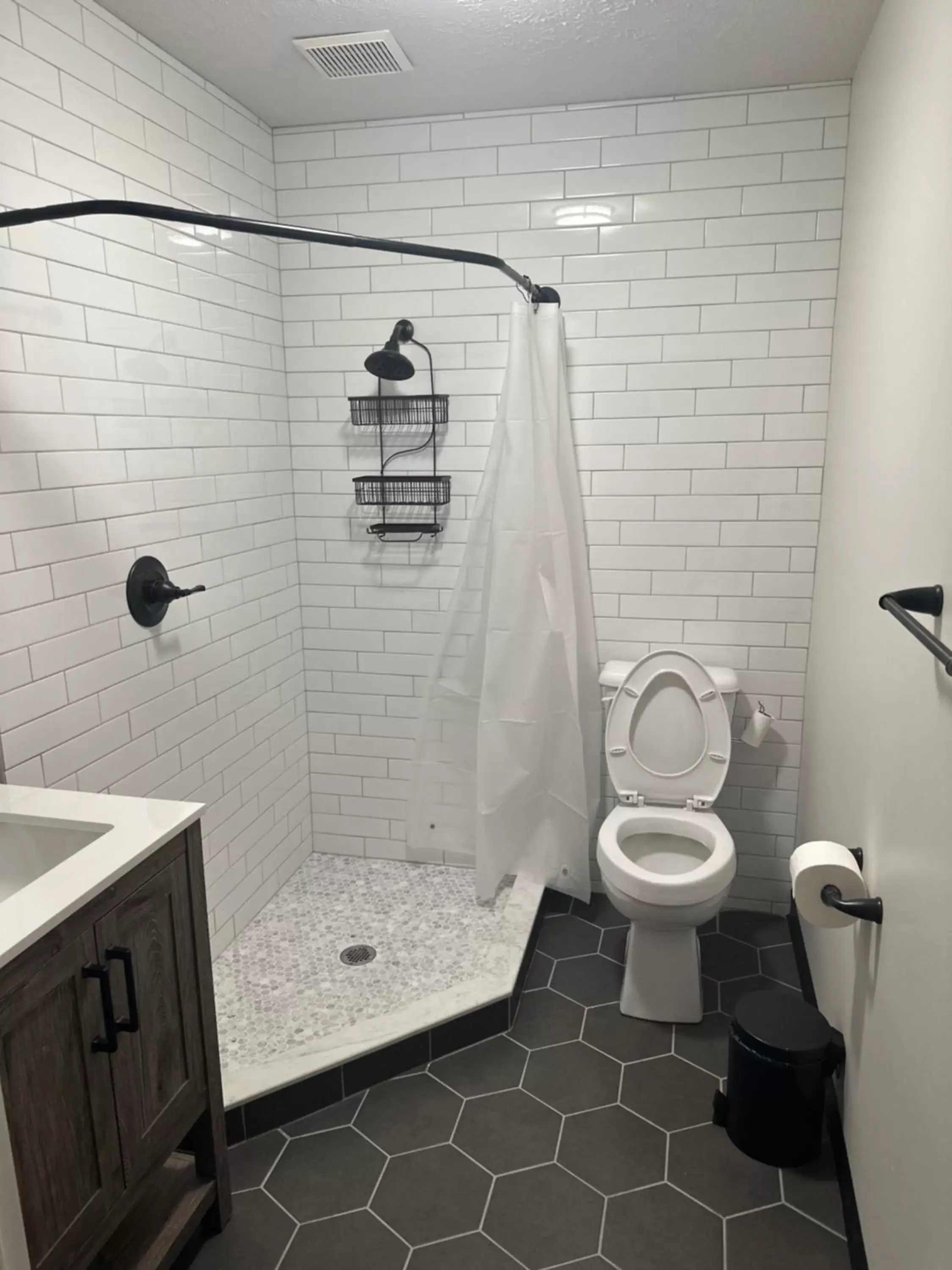 Shower, Bathroom in Pine Mountain Inn