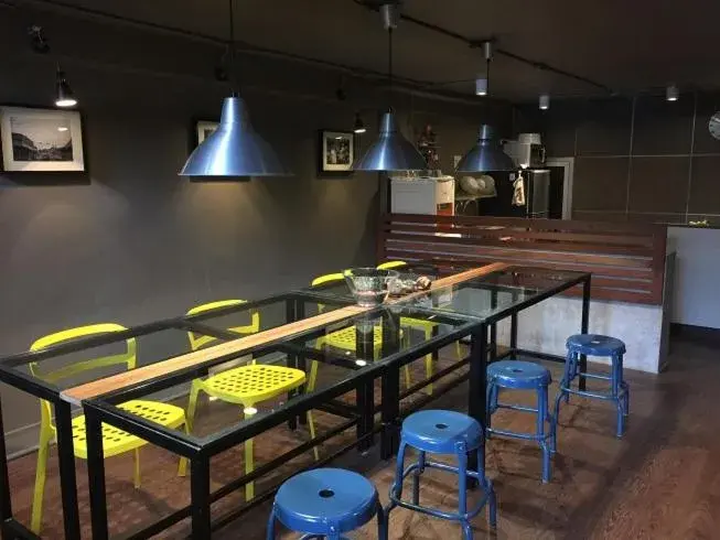 Dining area, Restaurant/Places to Eat in In a Box Hostel