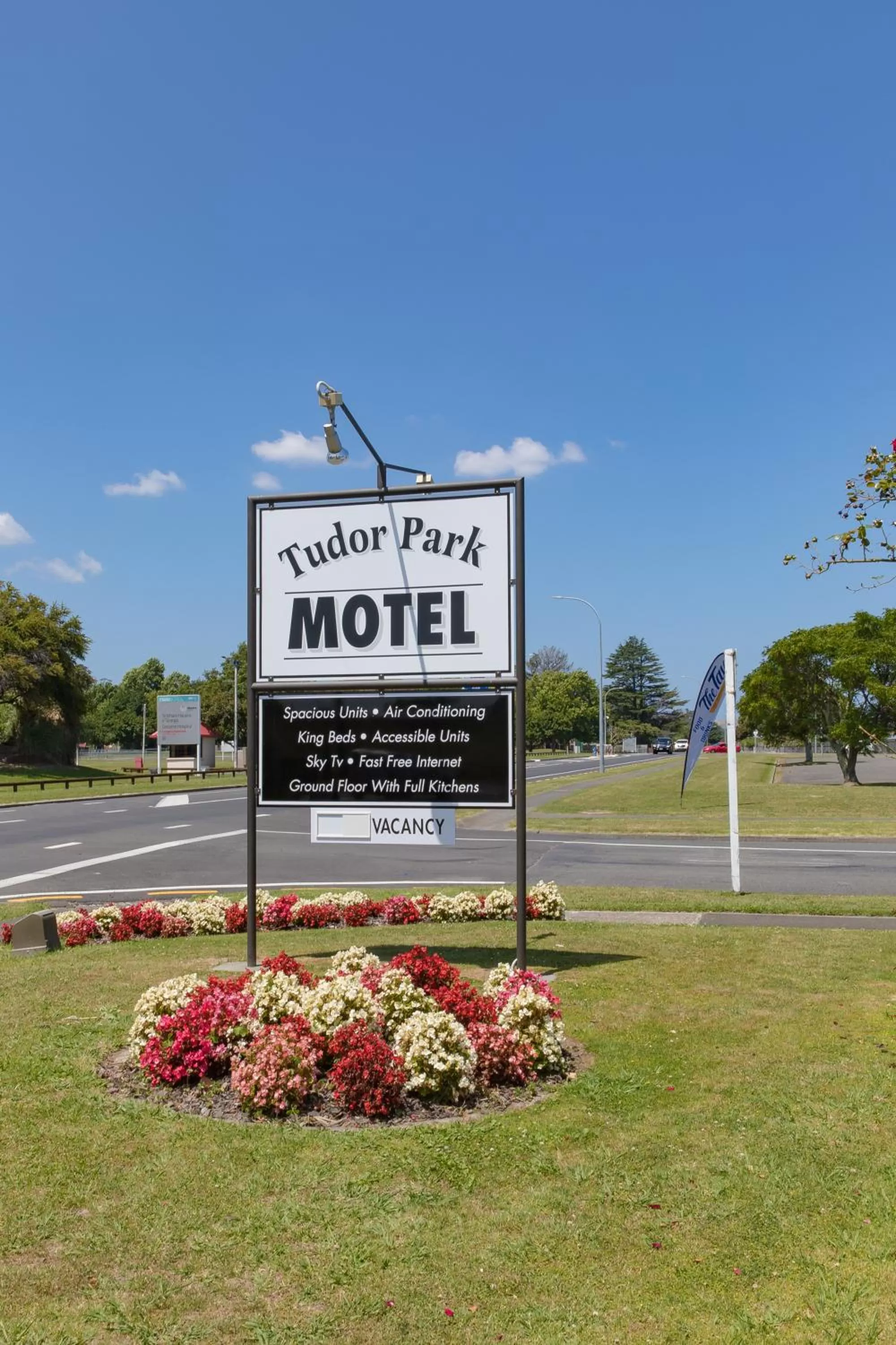 Logo/Certificate/Sign in Tudor Park Motel Spacious with kitchens 1 minute walk to restaurant and shopping centre and Gisborne Hospital