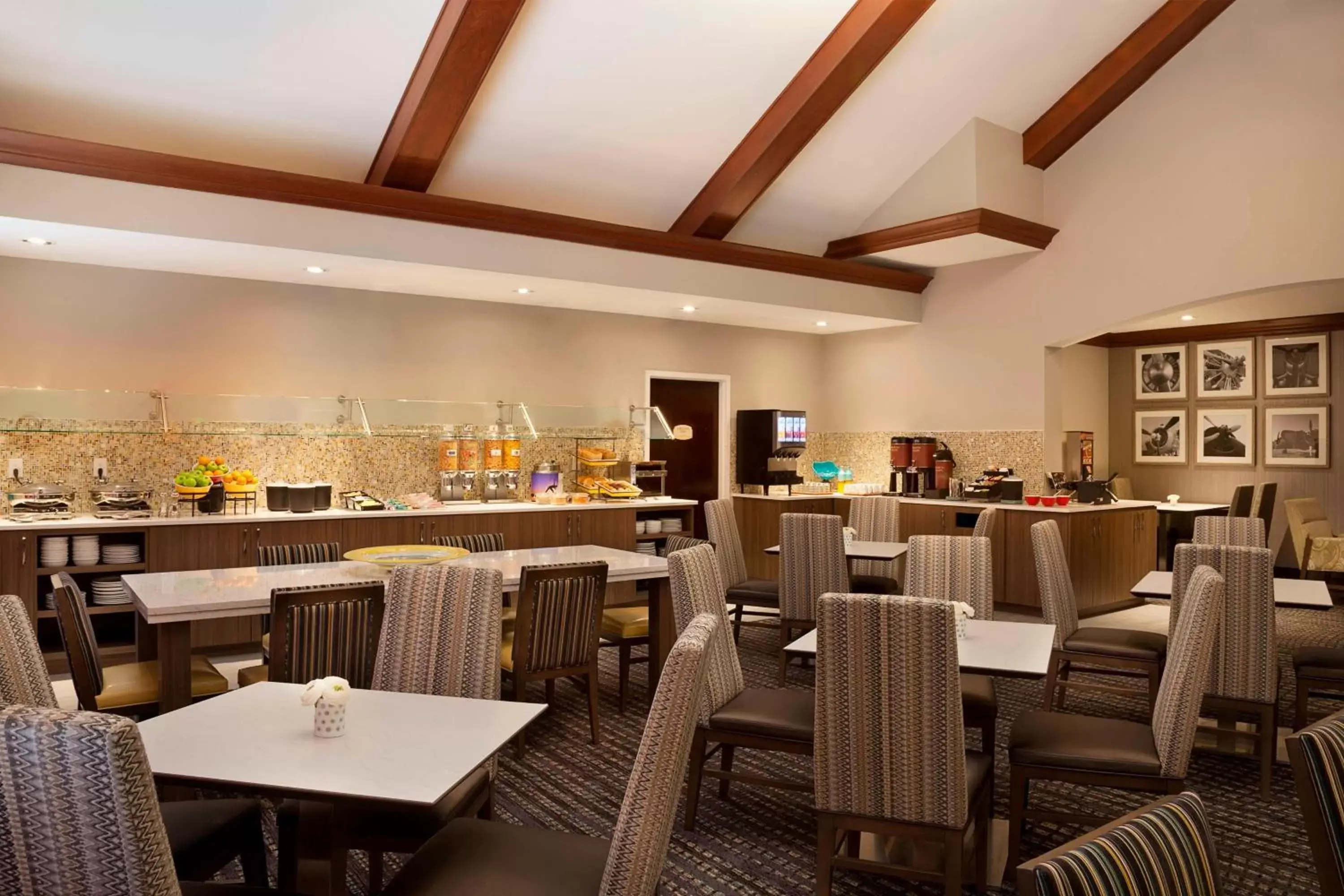 Restaurant/Places to Eat in Residence Inn by Marriott Toronto Airport