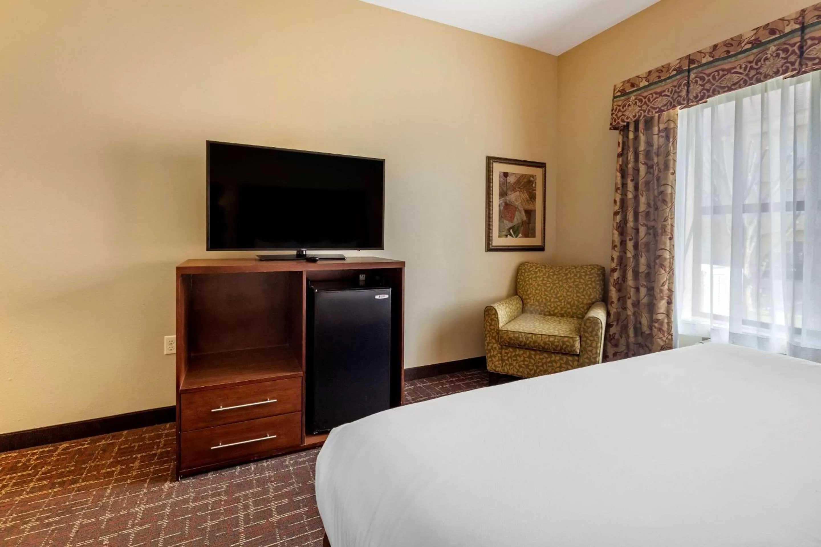 Photo of the whole room, Bed in Comfort Inn & Suites Shawnee North near I-40