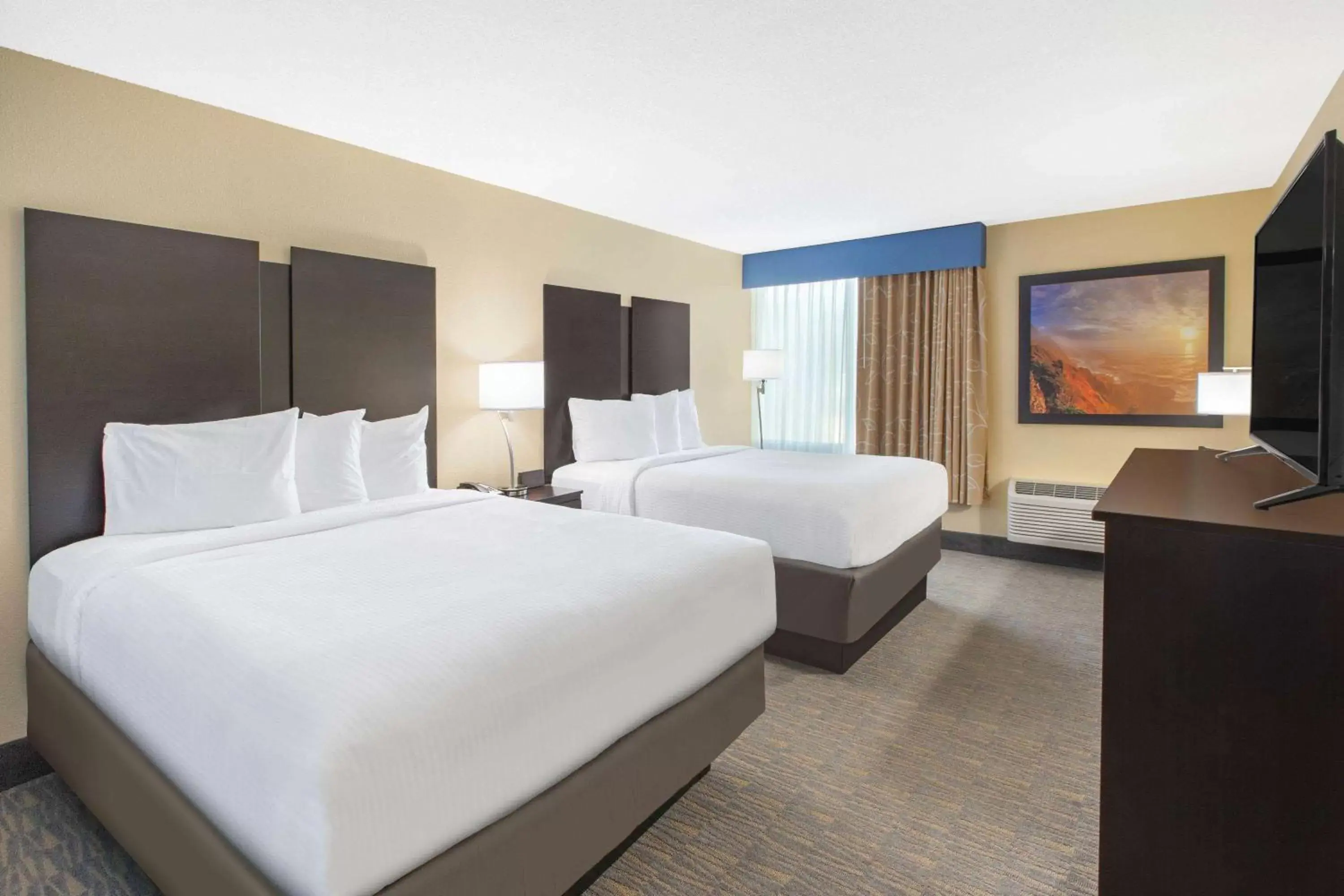 Photo of the whole room, Bed in Days Inn & Suites by Wyndham Grand Rapids Near Downtown