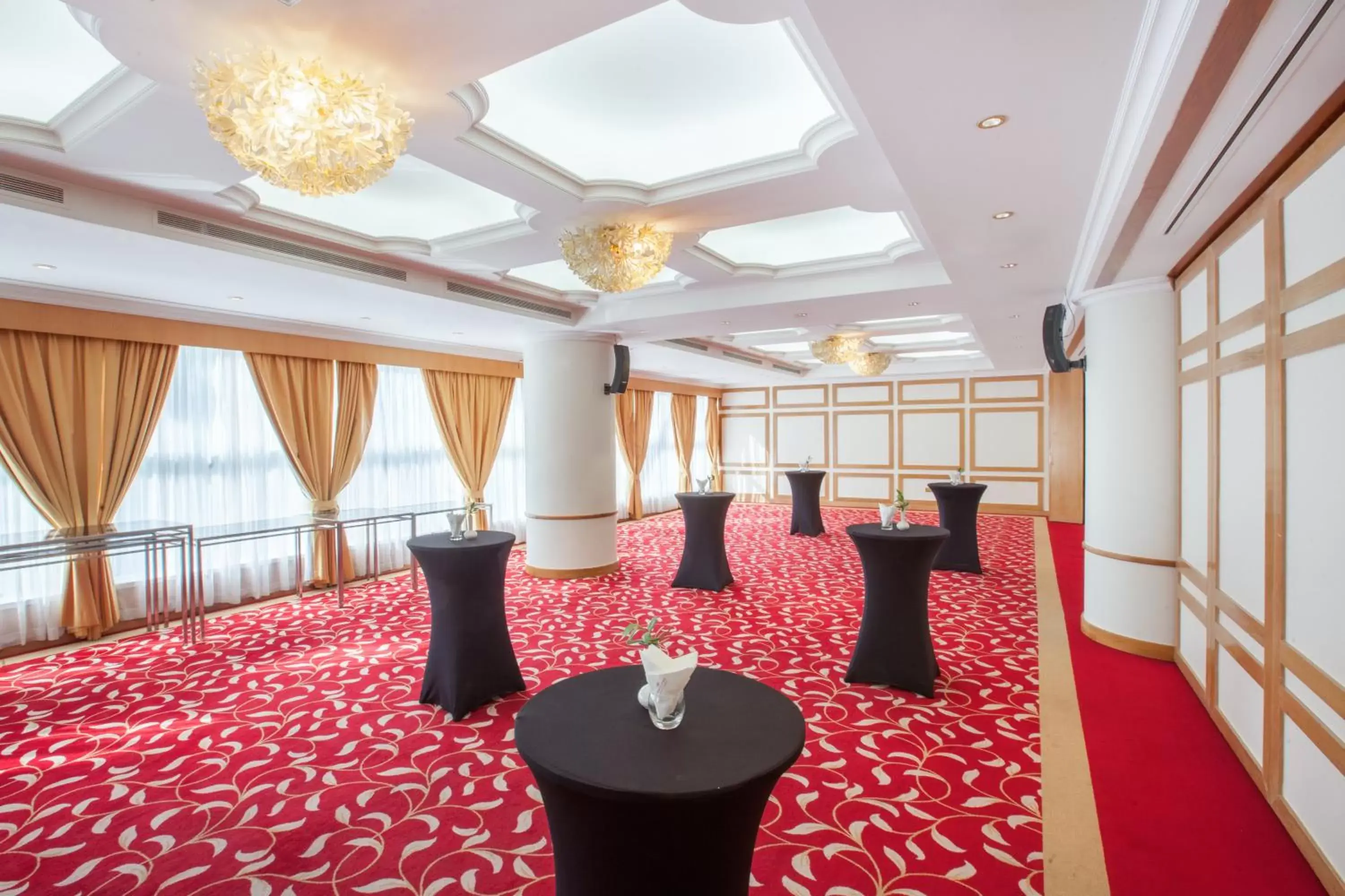 Restaurant/places to eat in Millennium Downtown Restaurant/places to eat in Millennium Downtown