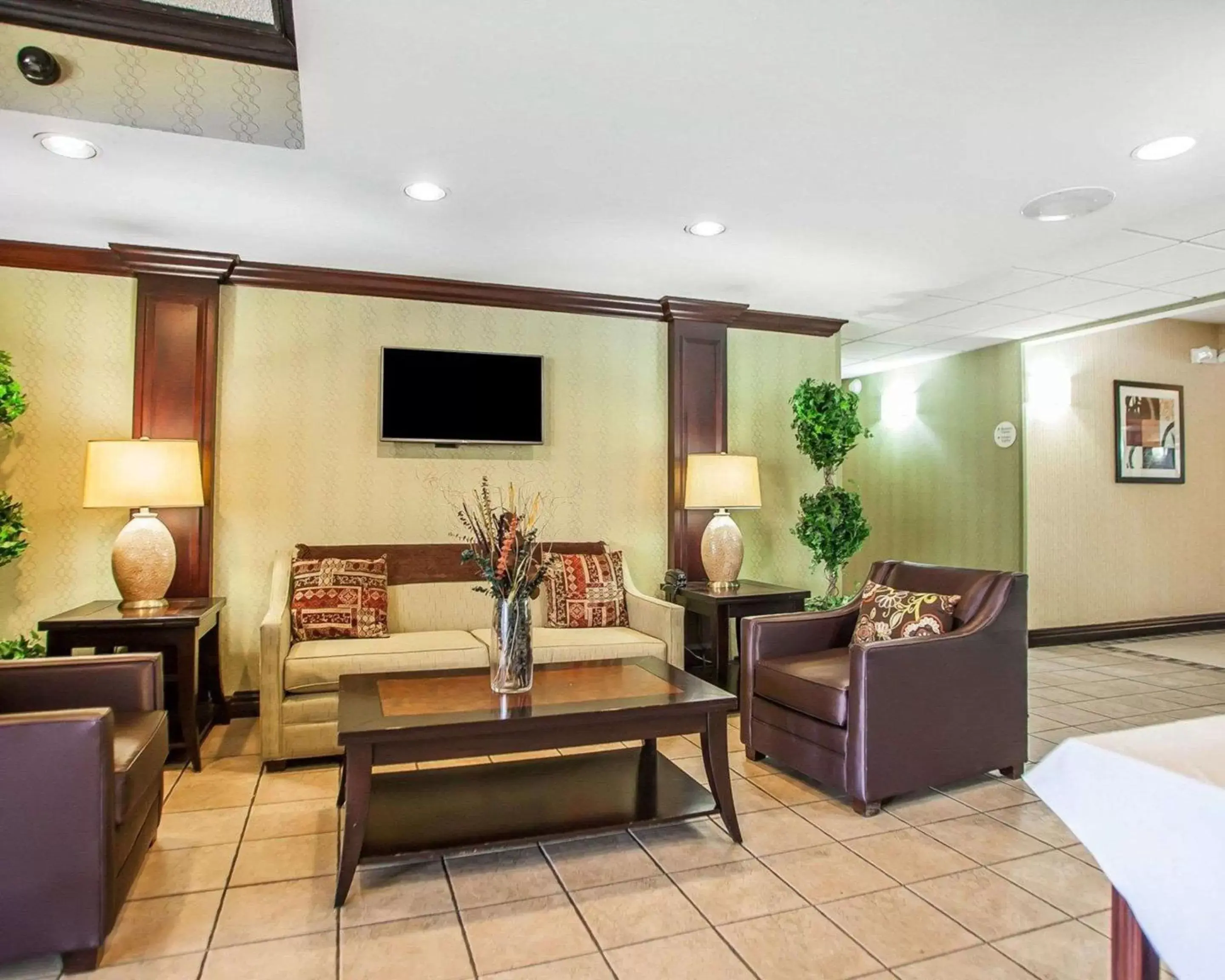 Lobby or reception, Seating Area in Comfort Inn Lehigh Valley West