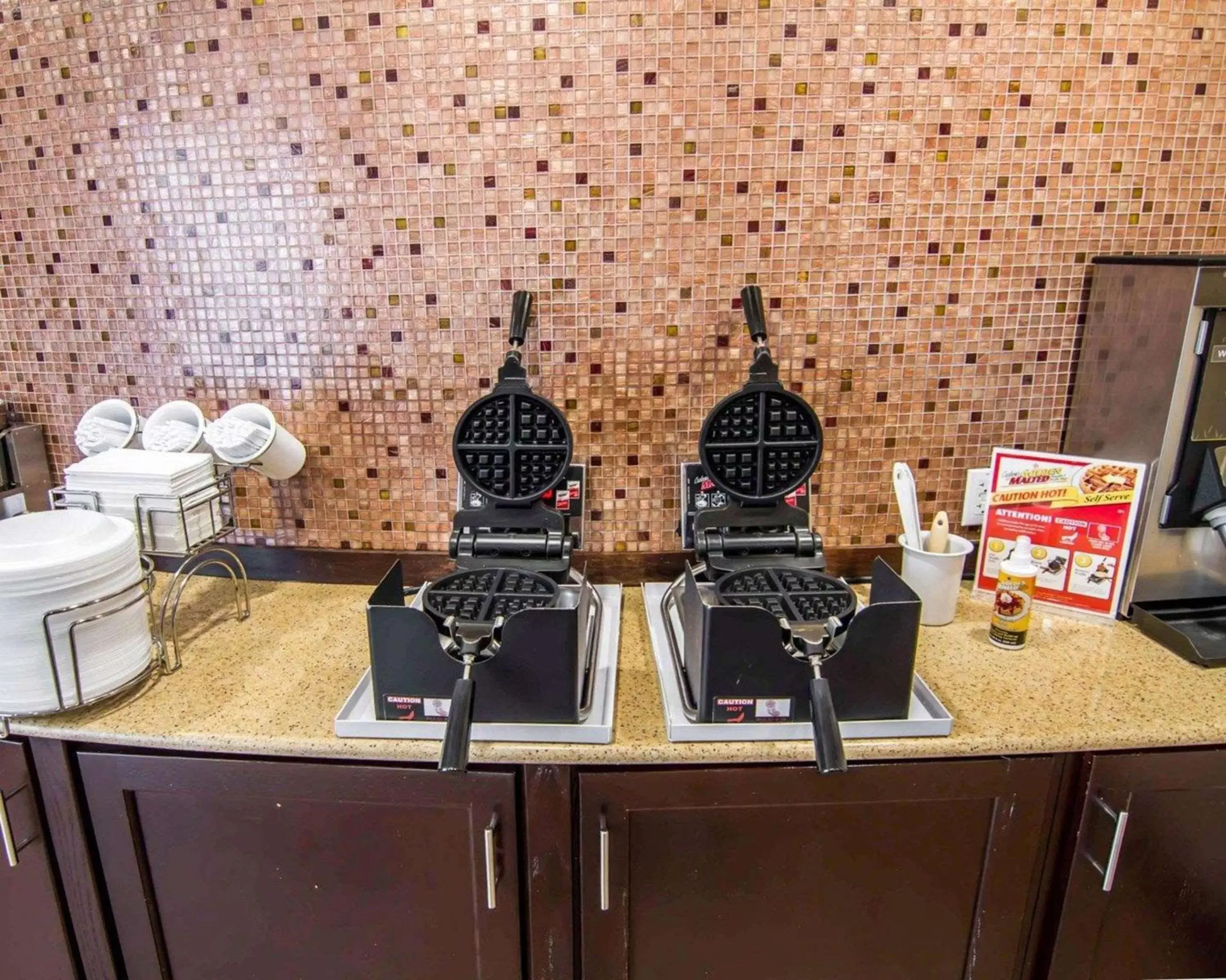 Restaurant/places to eat, Kitchen/Kitchenette in Sleep Inn & Suites I-20