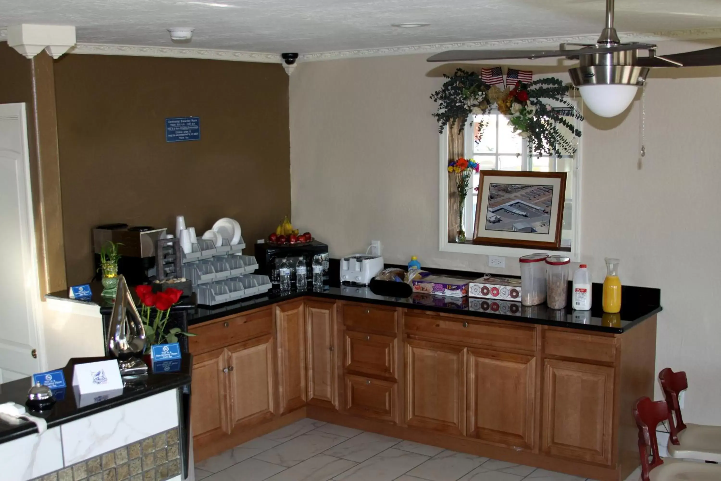 Coffee/tea facilities, Kitchen/Kitchenette in Executive Inn Snyder