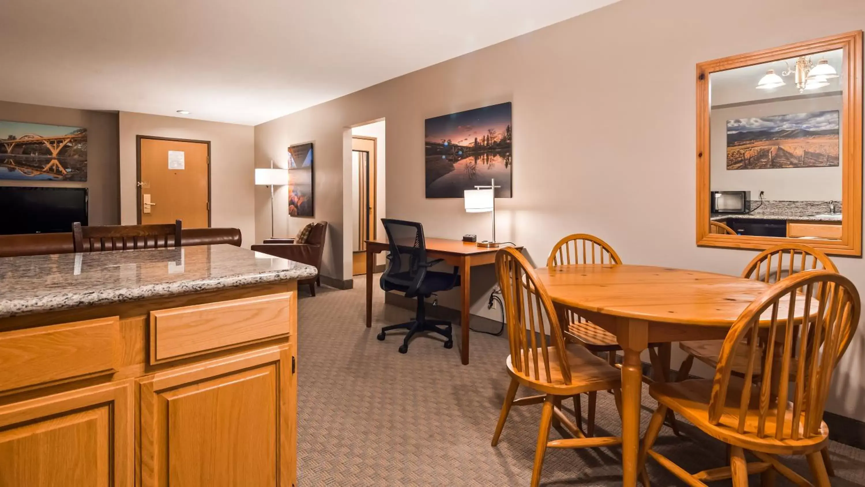 Kitchen or kitchenette in Best Western Inn at the Rogue