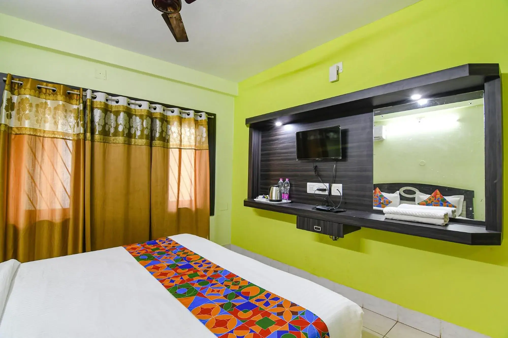 Bed, TV/Entertainment Center in FabHotel Bollywood 2.0