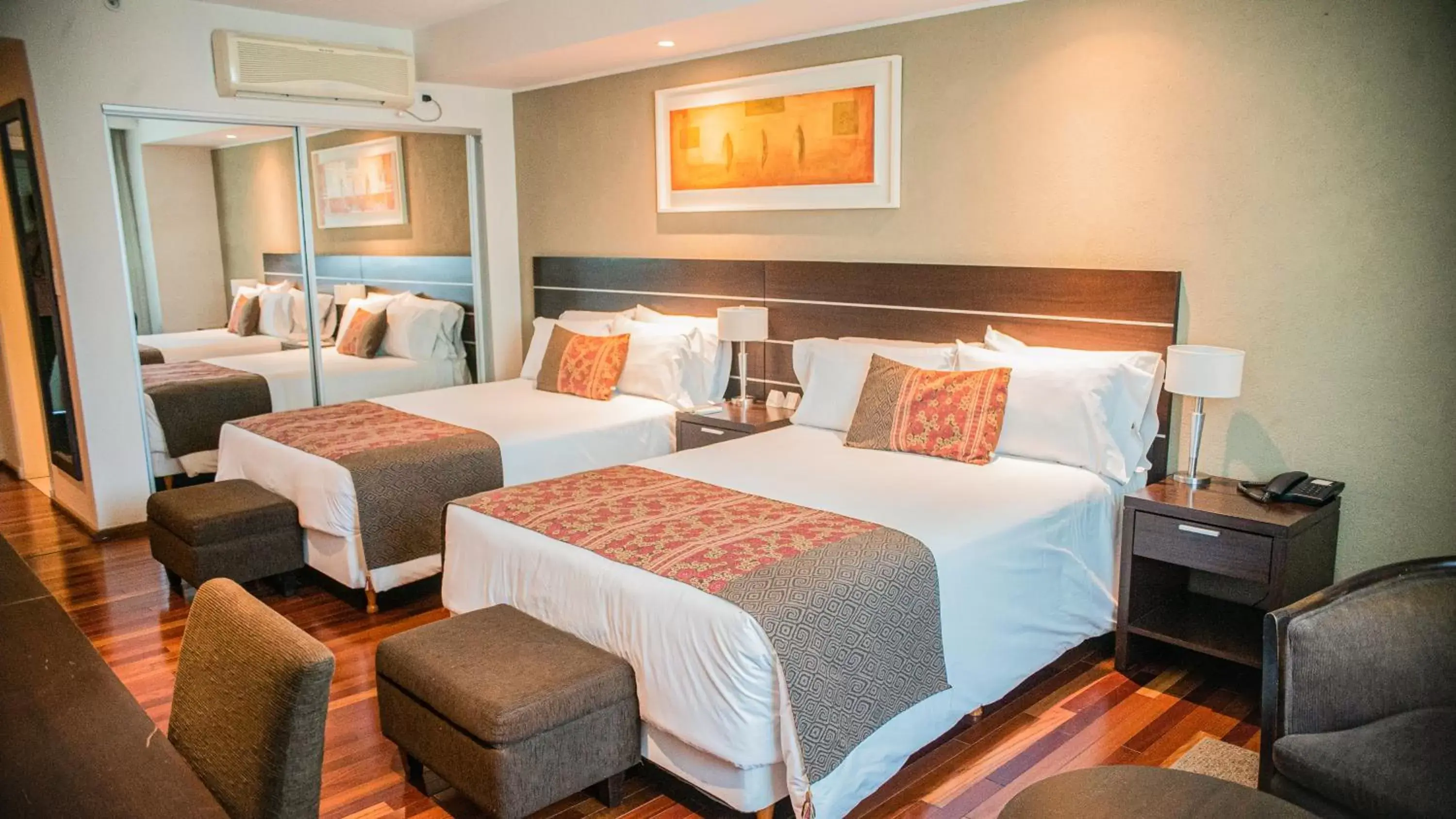 Standard Twin Room in Orfeo Suites Cordoba Standard Twin Room in Orfeo Suites Cordoba
