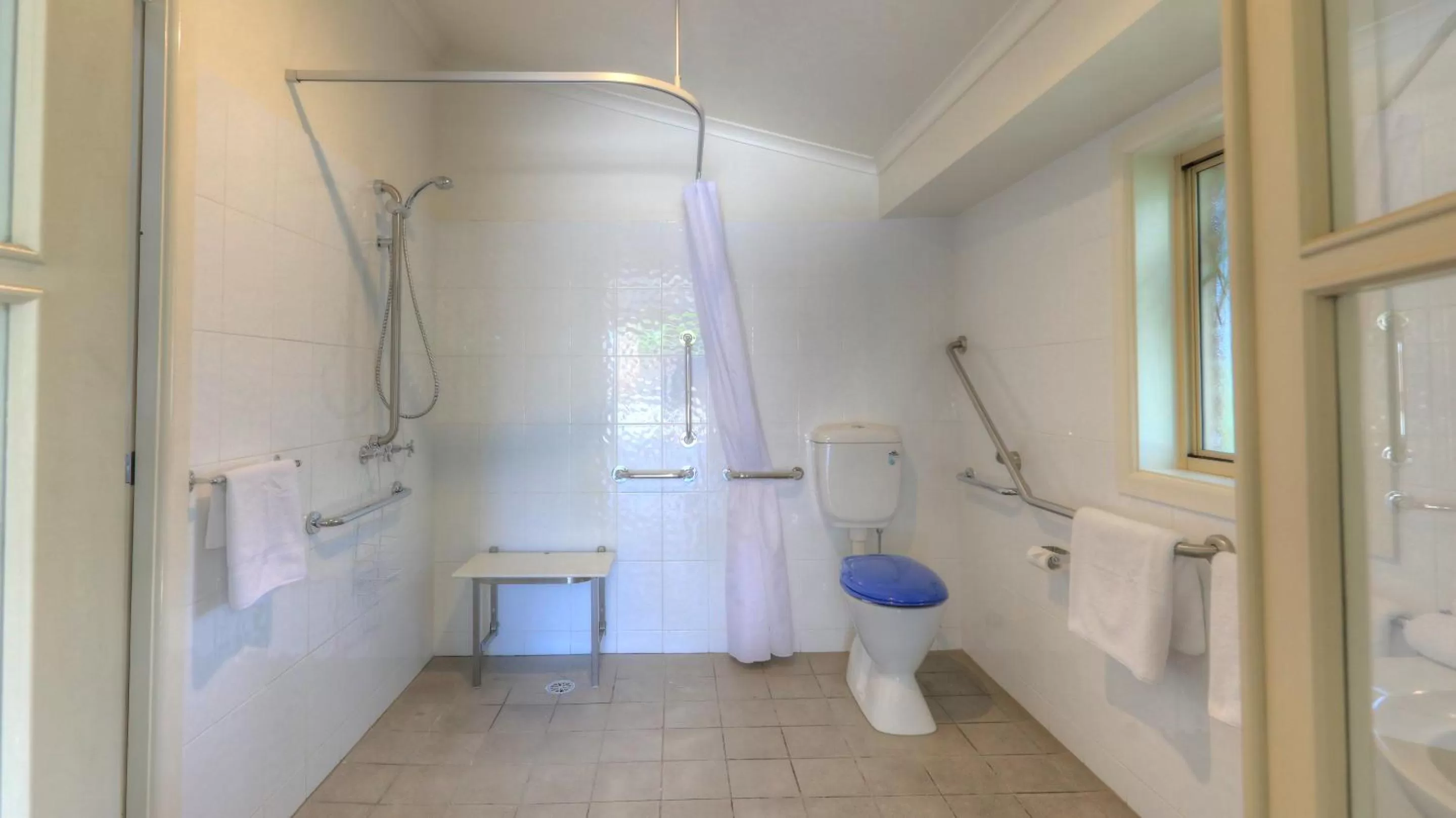 Bathroom in Heritage River Motor Inn