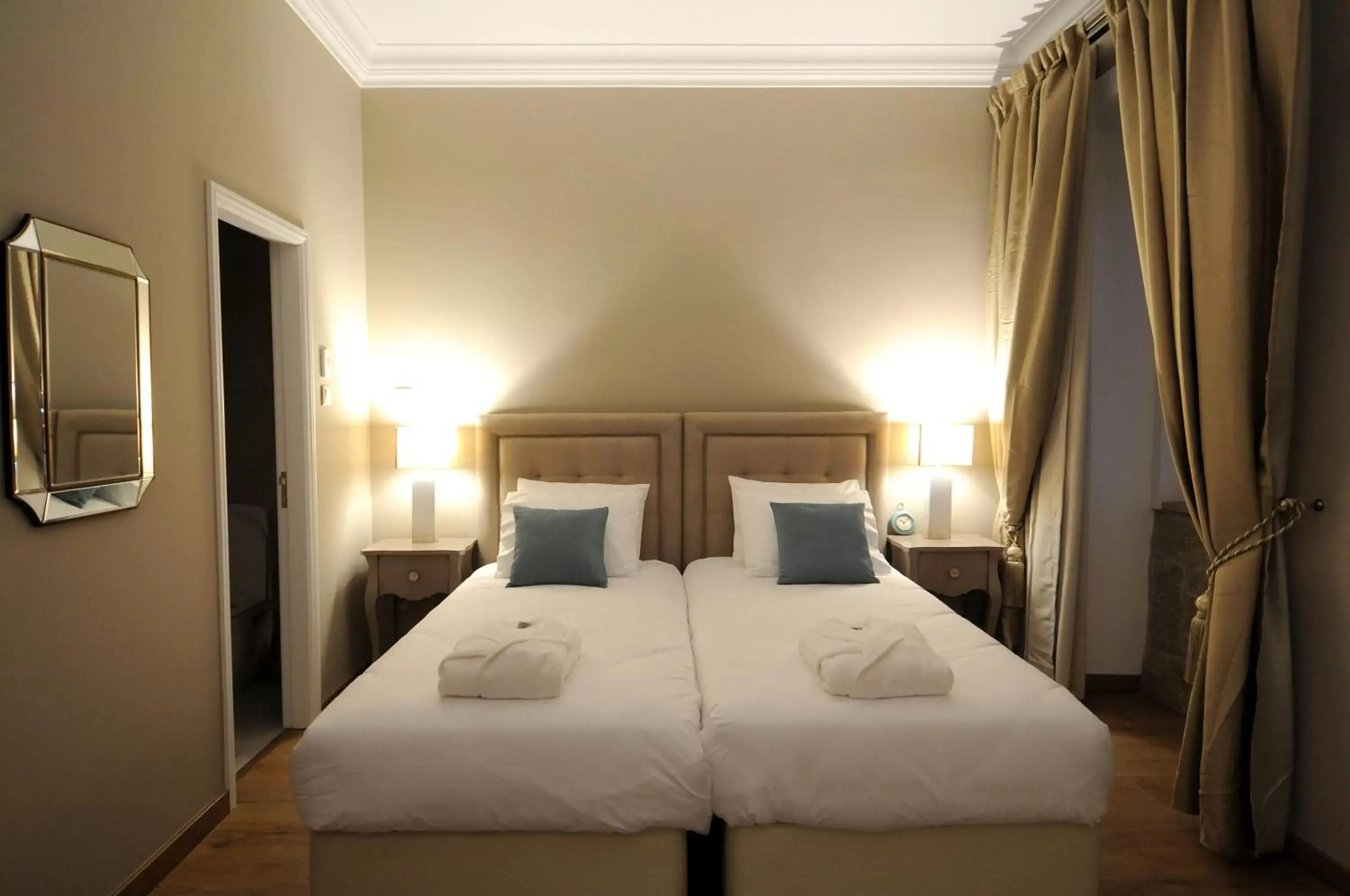 Bed in Private Villa Porto