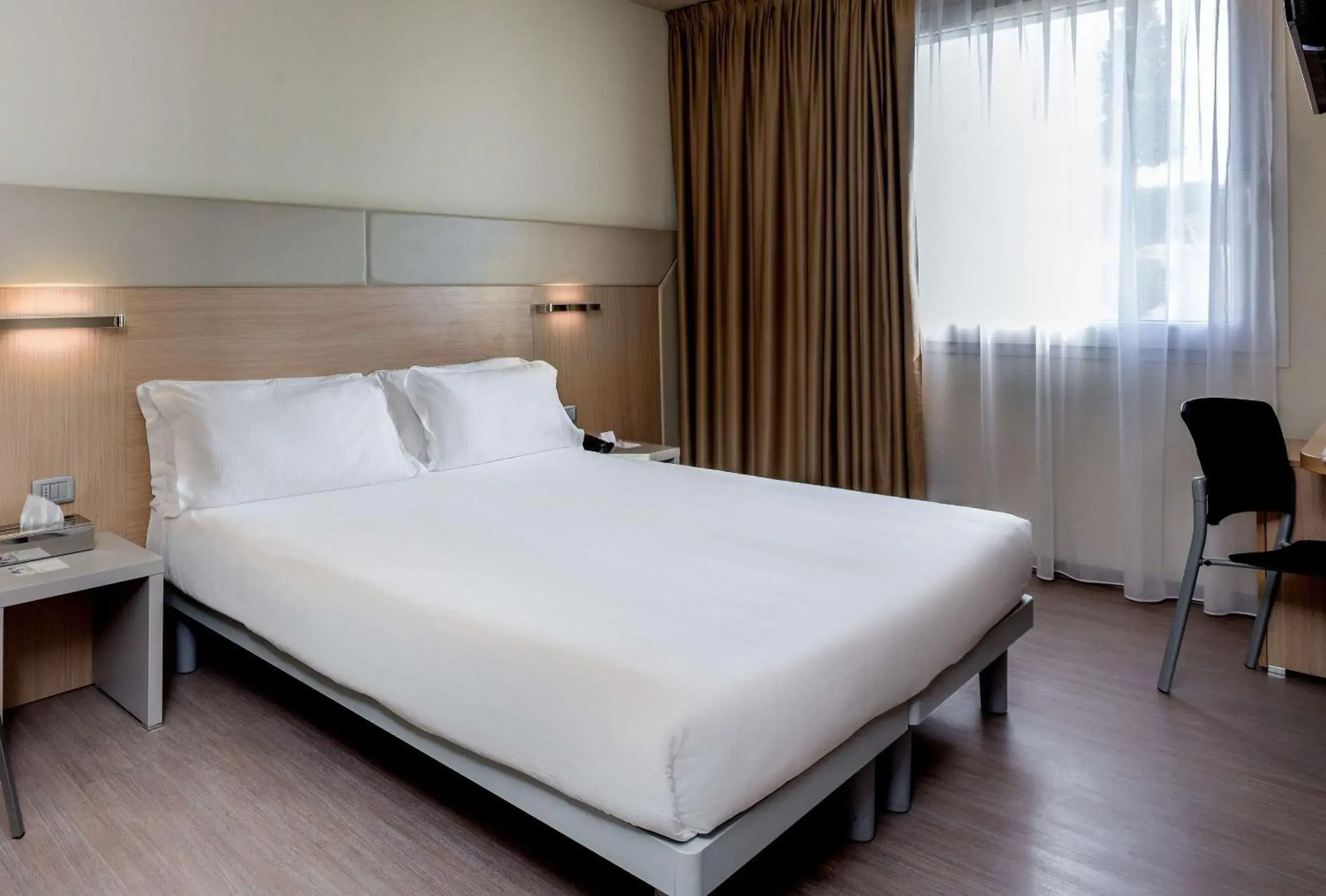 Bed in Best Western Aries Hotel