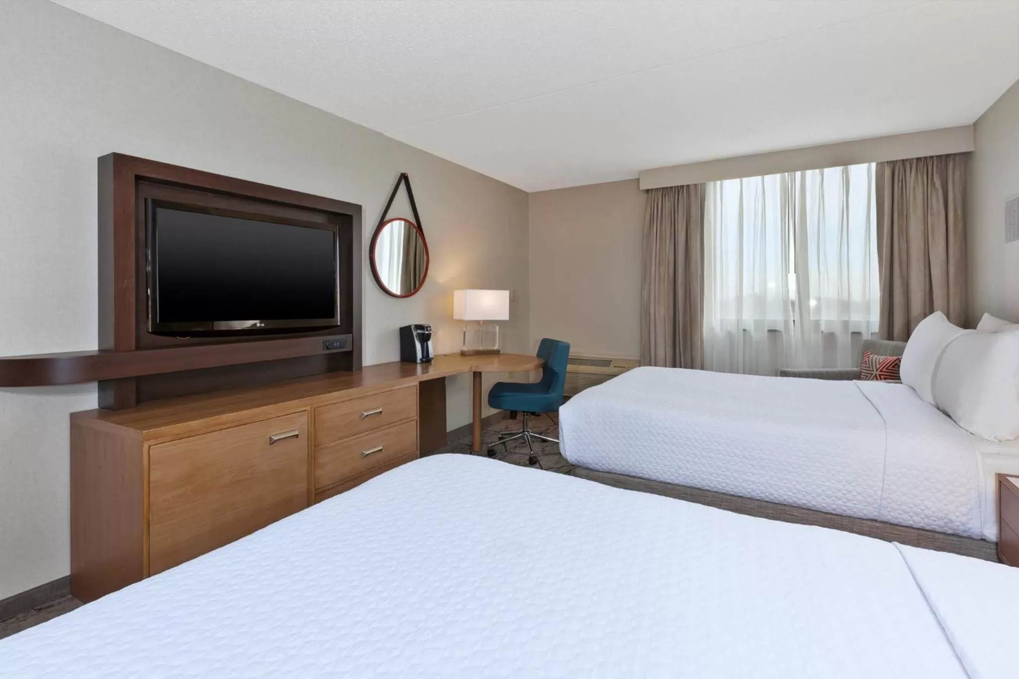 Photo of the whole room, Bed in Crowne Plaza Columbus North - Worthington by IHG