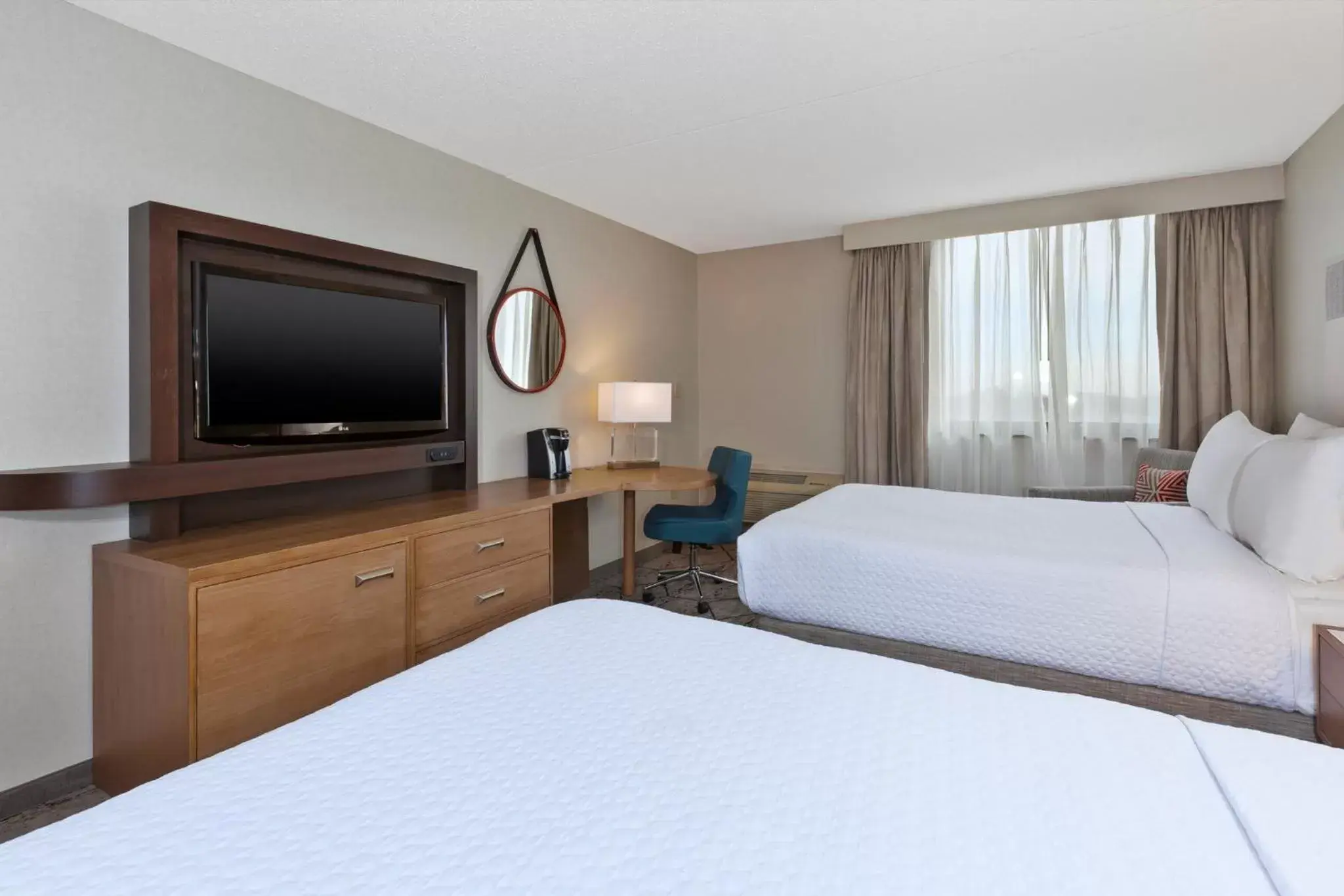 Photo of the whole room, Bed in Crowne Plaza Columbus North - Worthington, an IHG Hotel