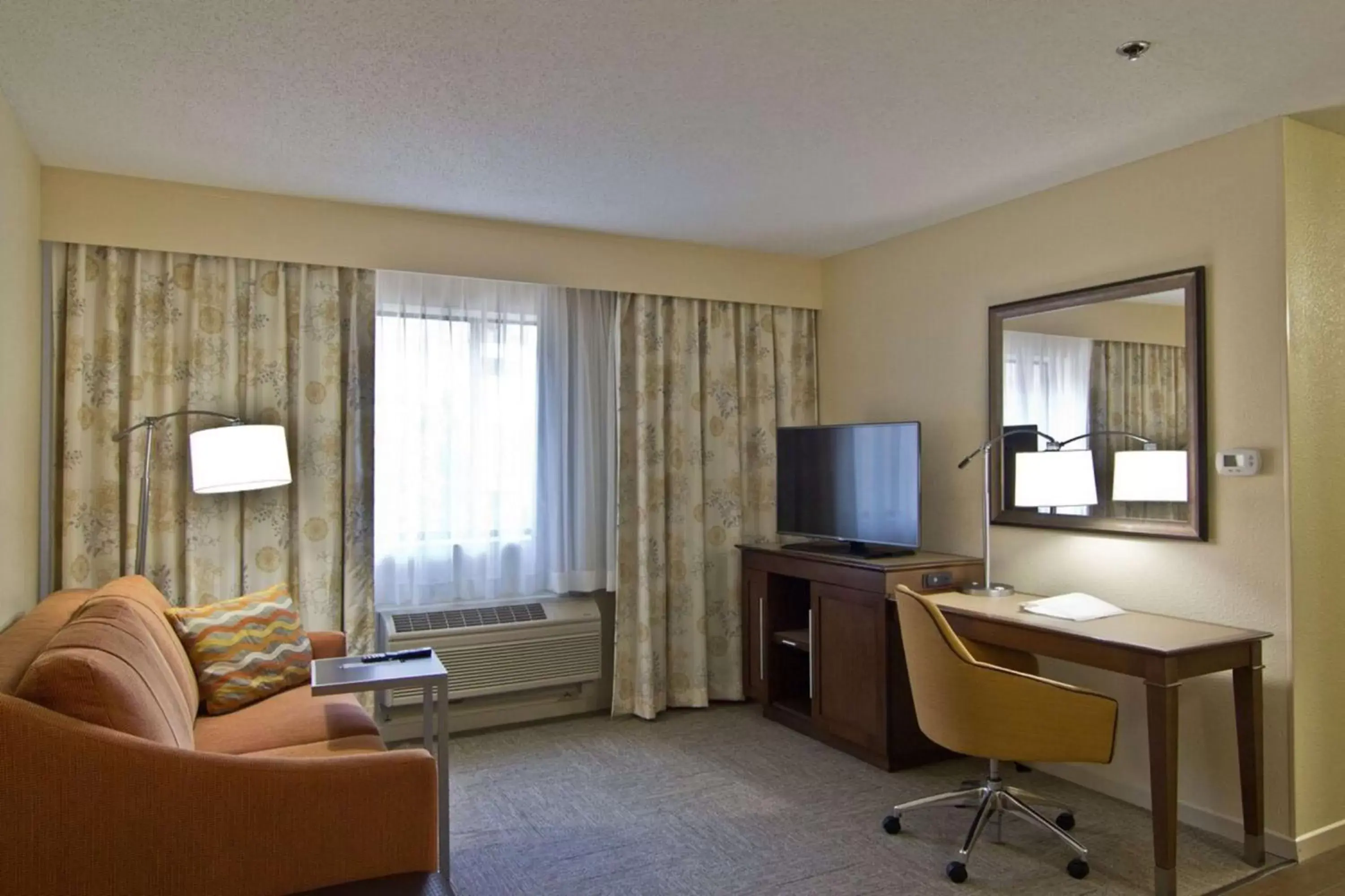 Living room, TV/Entertainment Center in Hampton Inn & Suites Chillicothe