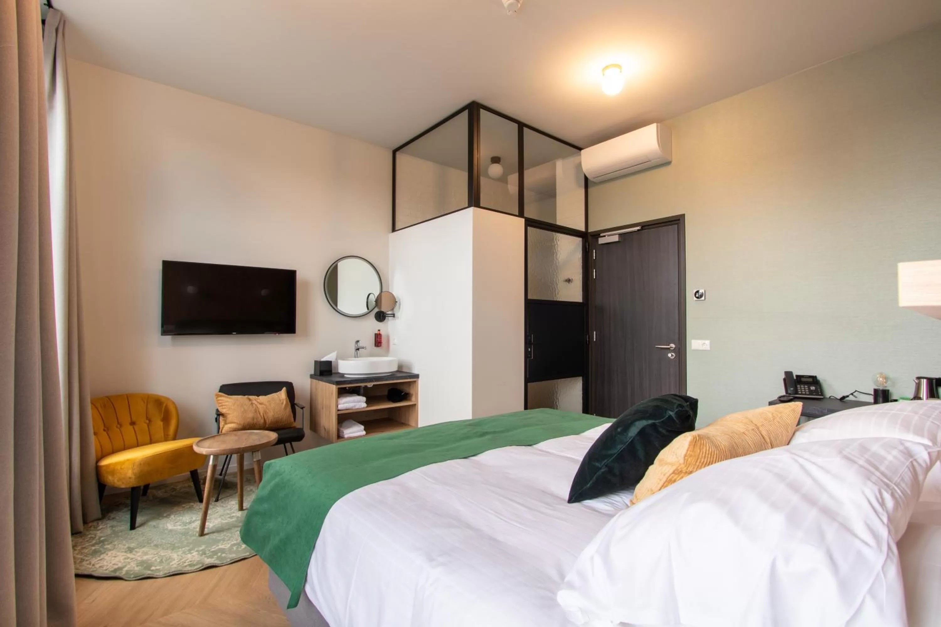 Bed in Hotel van der Meer