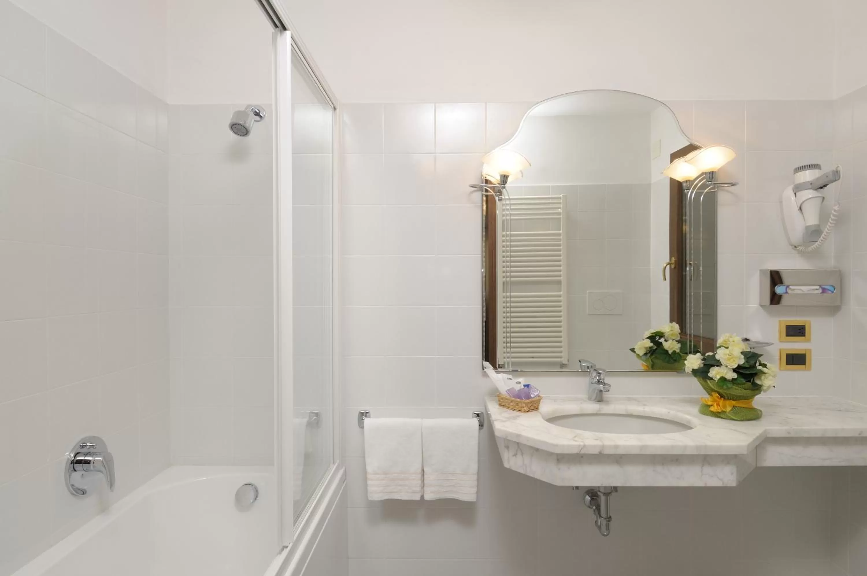 Shower in UNAHOTELS Ala Venezia-Adults 16