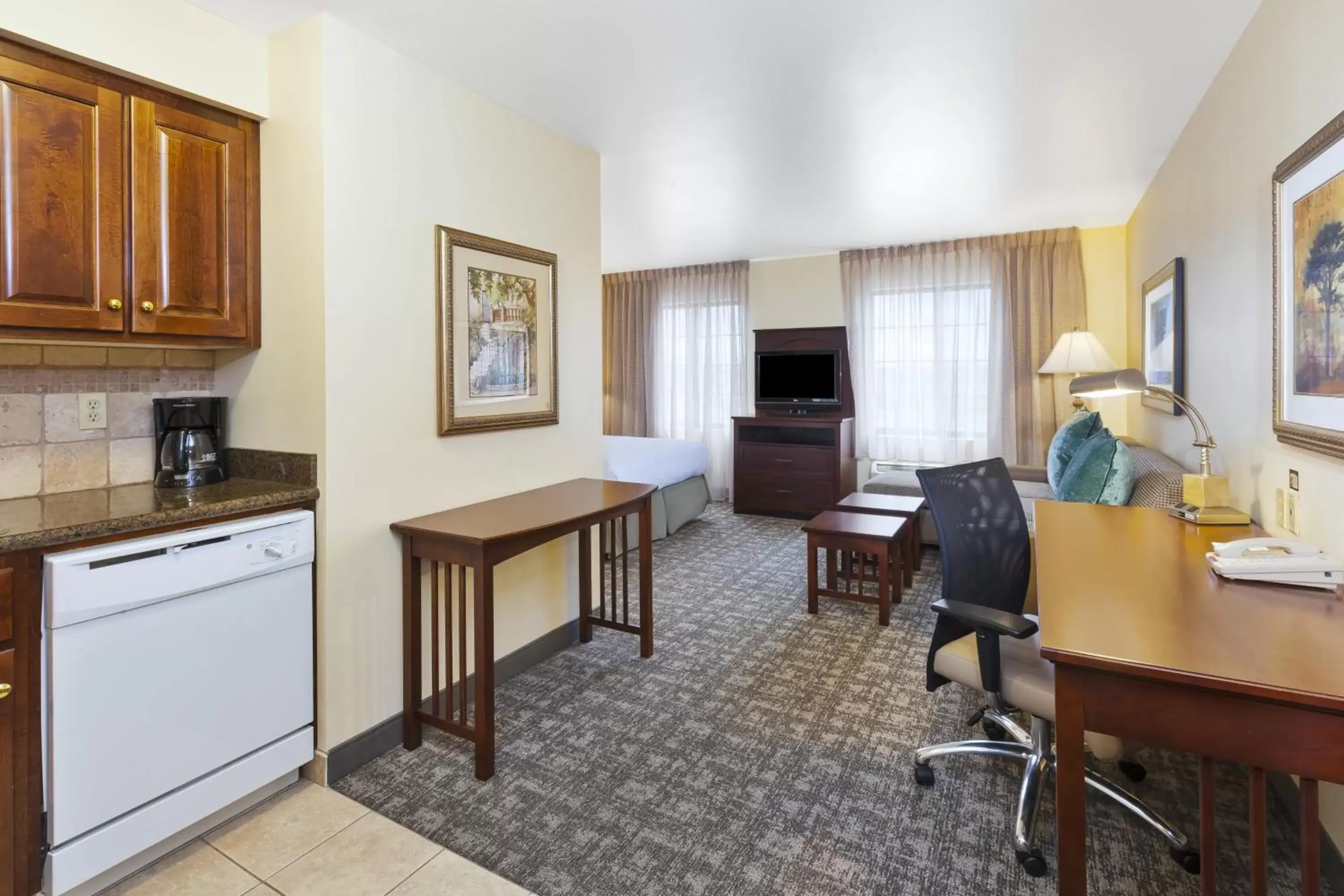 Photo of the whole room, Kitchen/Kitchenette in Staybridge Suites Lansing-Okemos, an IHG Hotel