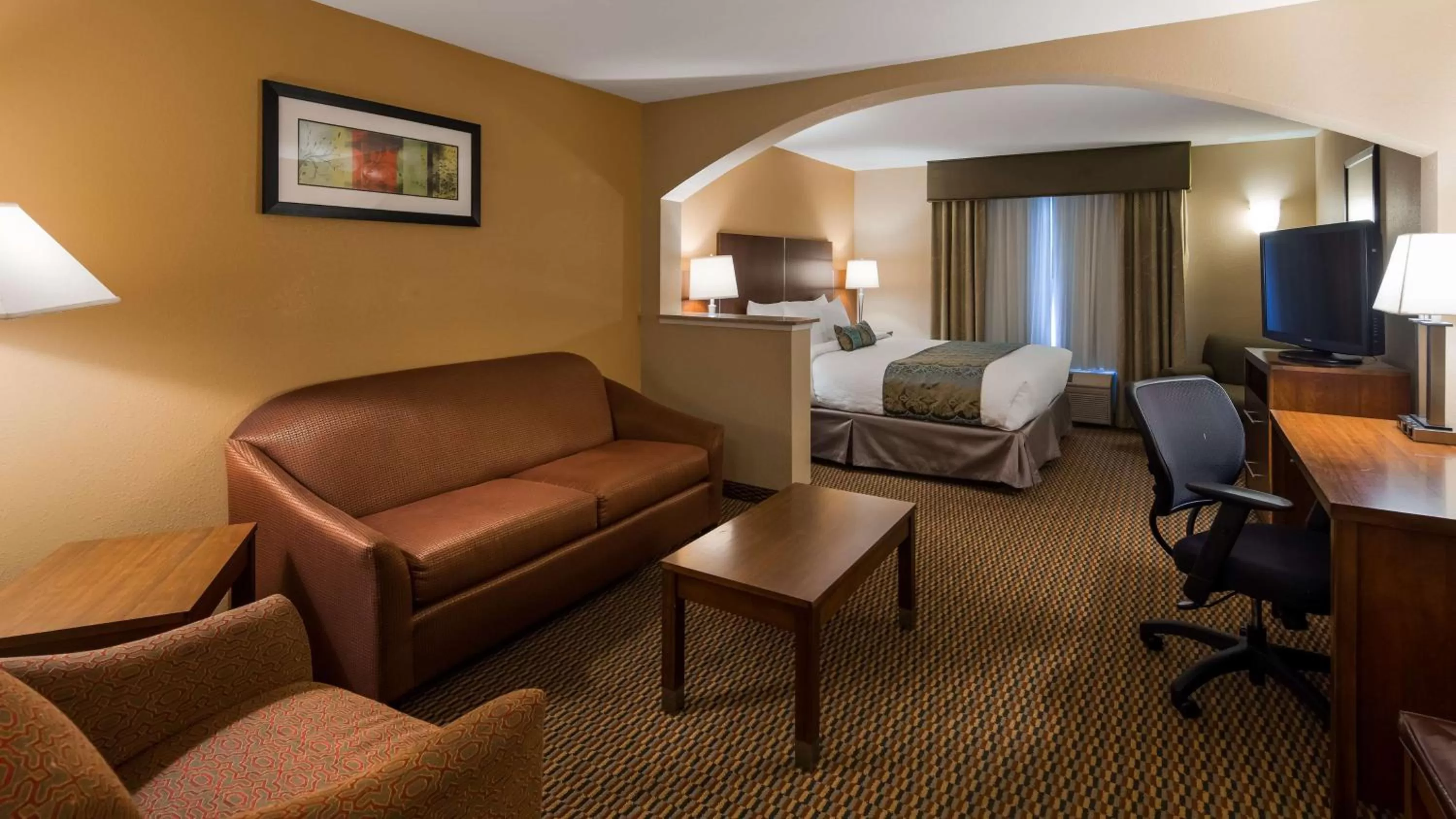 Photo of the whole room, Seating Area in Best Western Airport Inn & Suites Oakland