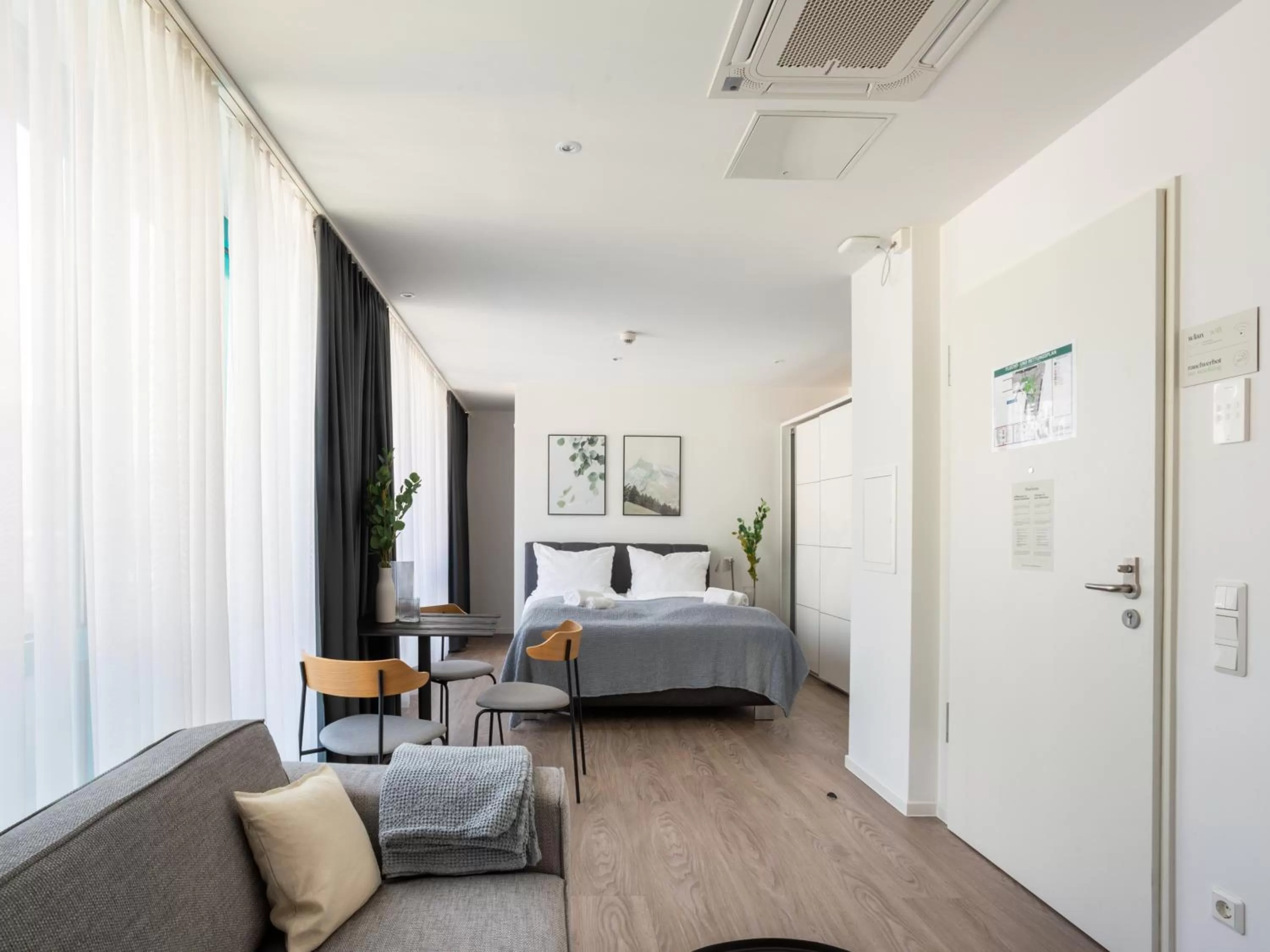 Seating area, Bed in Limehome Köln Friesenplatz - Digital Access