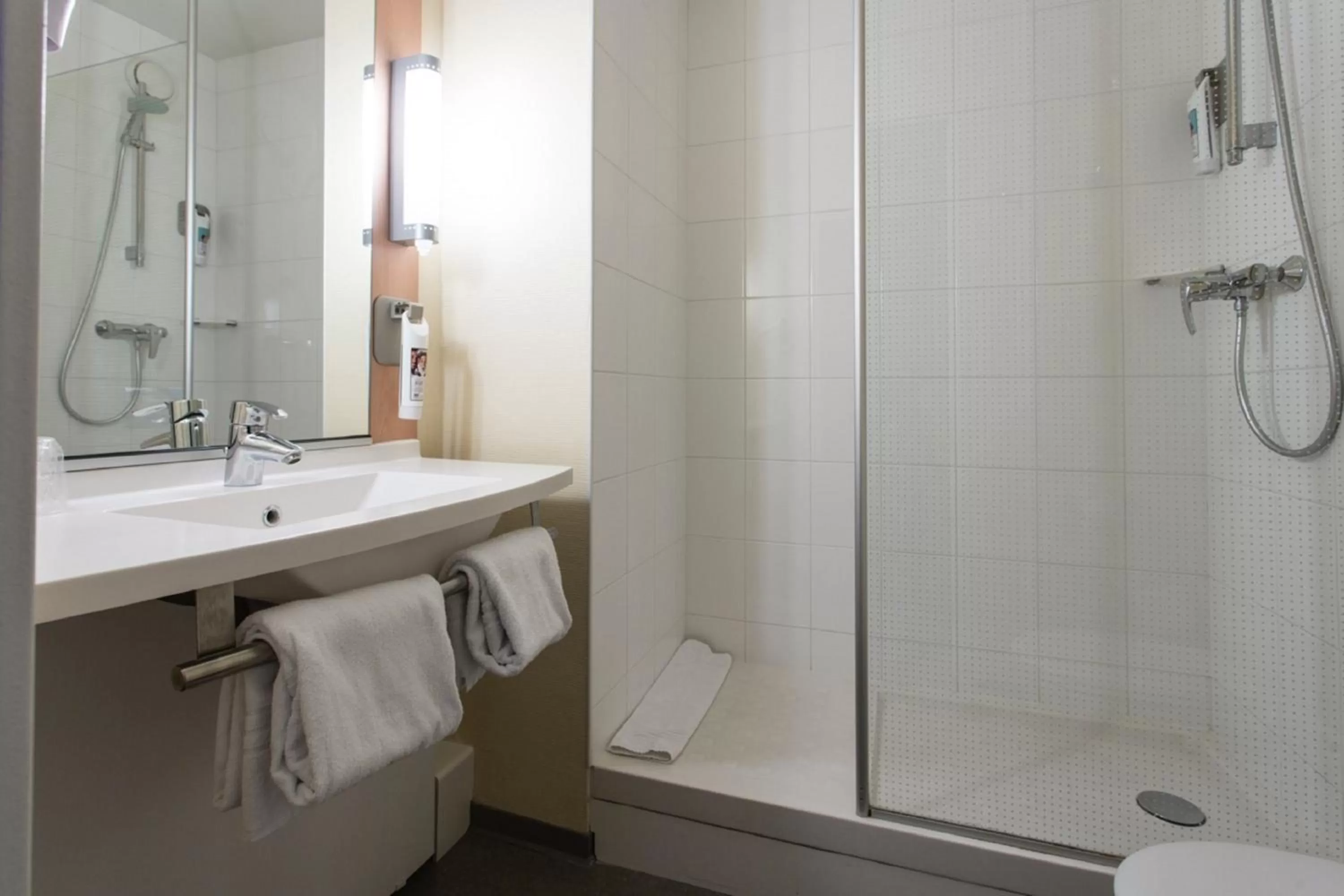 Shower in ibis Senlis