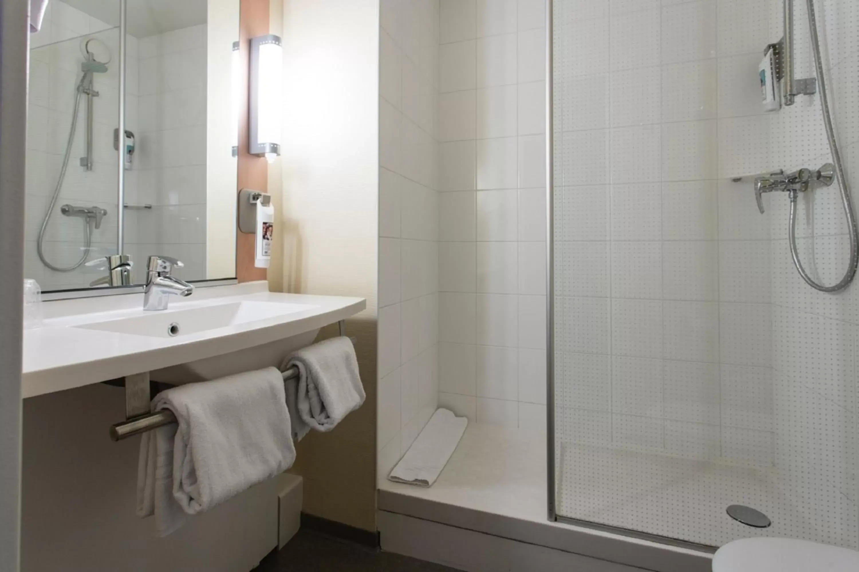 Shower, Bathroom in ibis Senlis