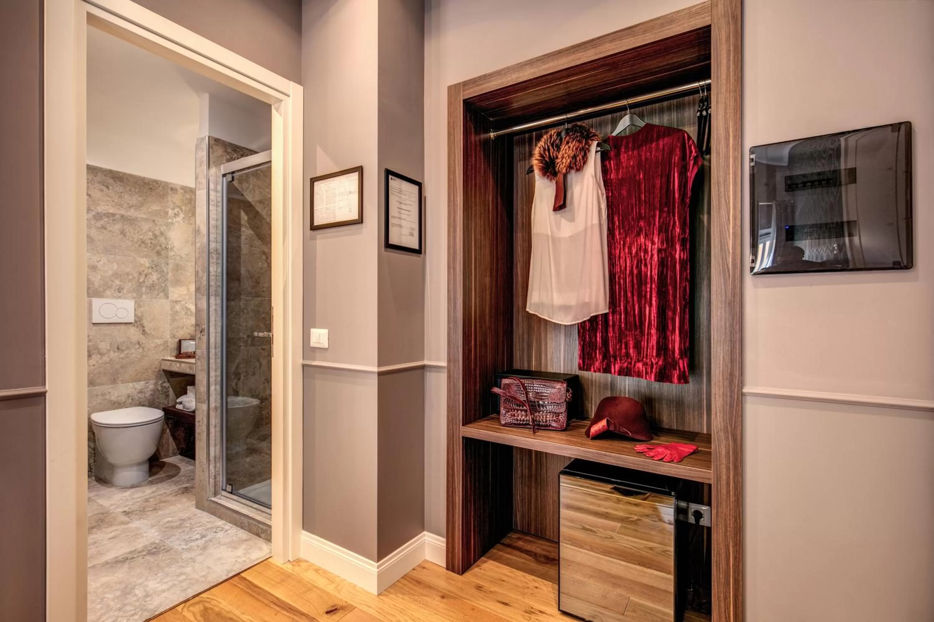 Shower in Tree Charme Parliament Boutique Hotel