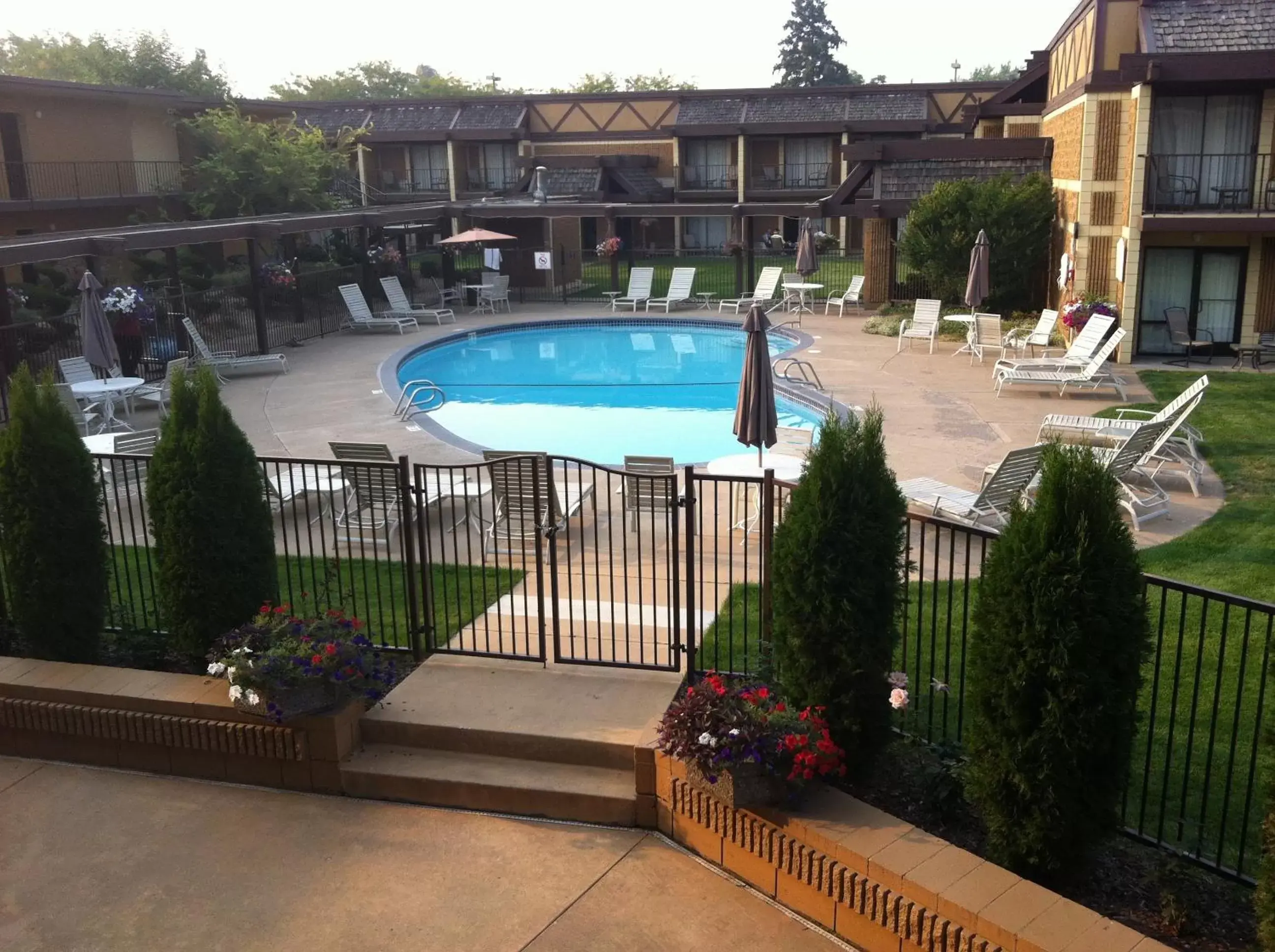 Facade/entrance, Swimming Pool in Red Lion Hotel Yakima Center