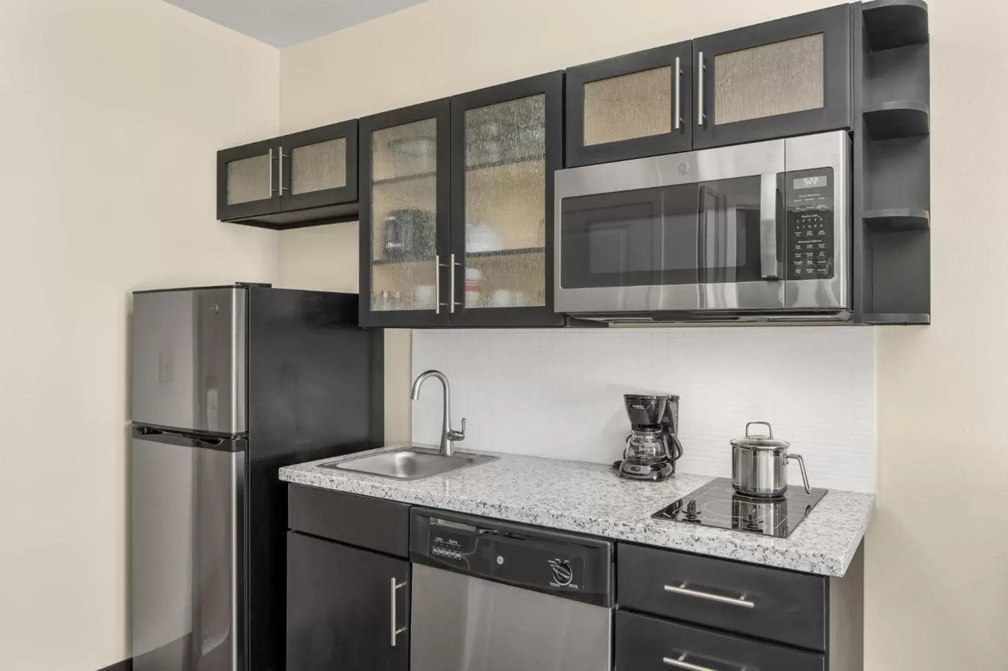 Kitchen or kitchenette, Kitchen/Kitchenette in Candlewood Suites - Newnan - Atlanta SW, an IHG Hotel