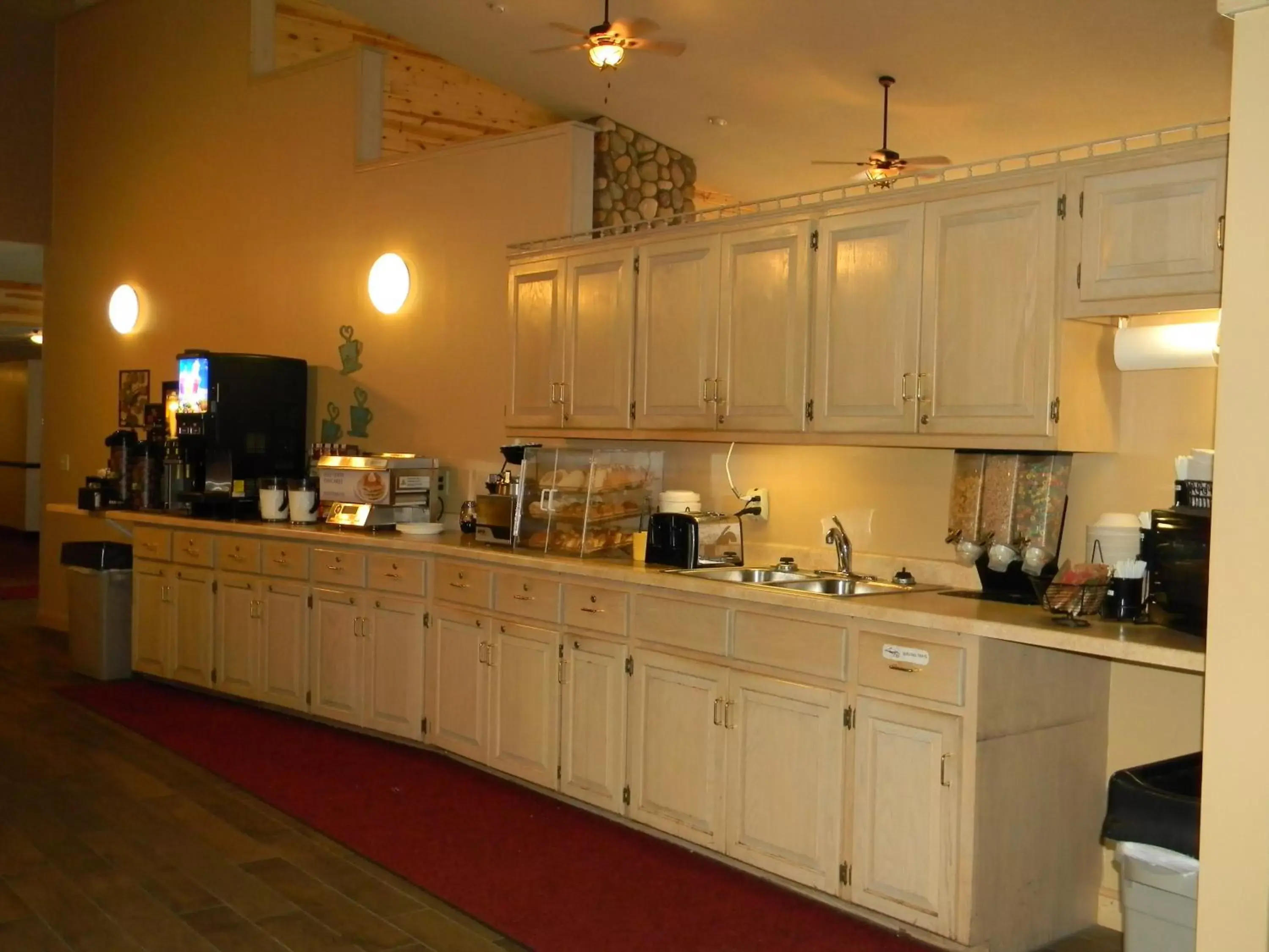 Food and drinks, Kitchen/Kitchenette in Boarders Inn & Suites by Cobblestone Hotels - Superior/Duluth