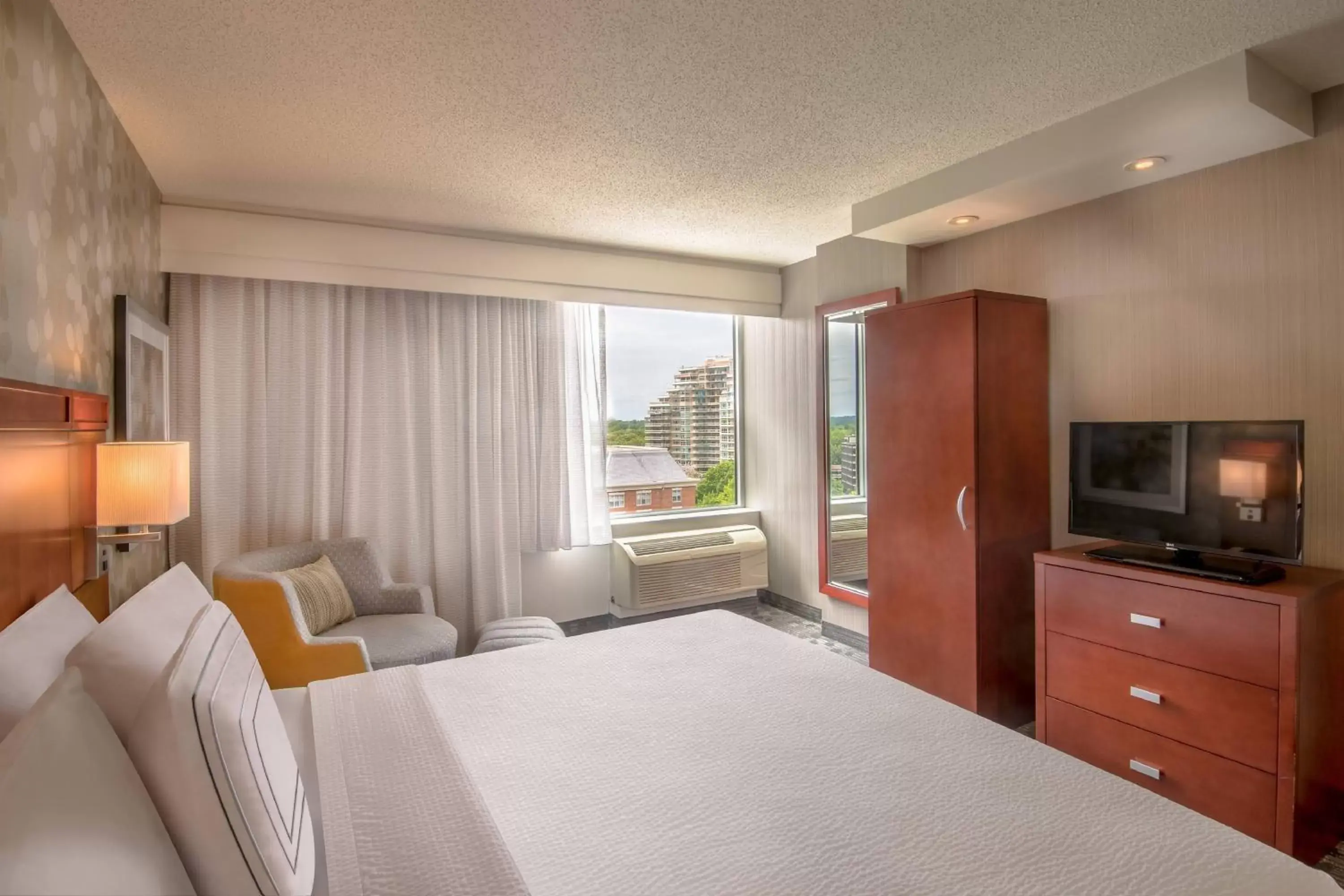 Bedroom, TV/Entertainment Center in Courtyard by Marriott Bethesda Chevy Chase