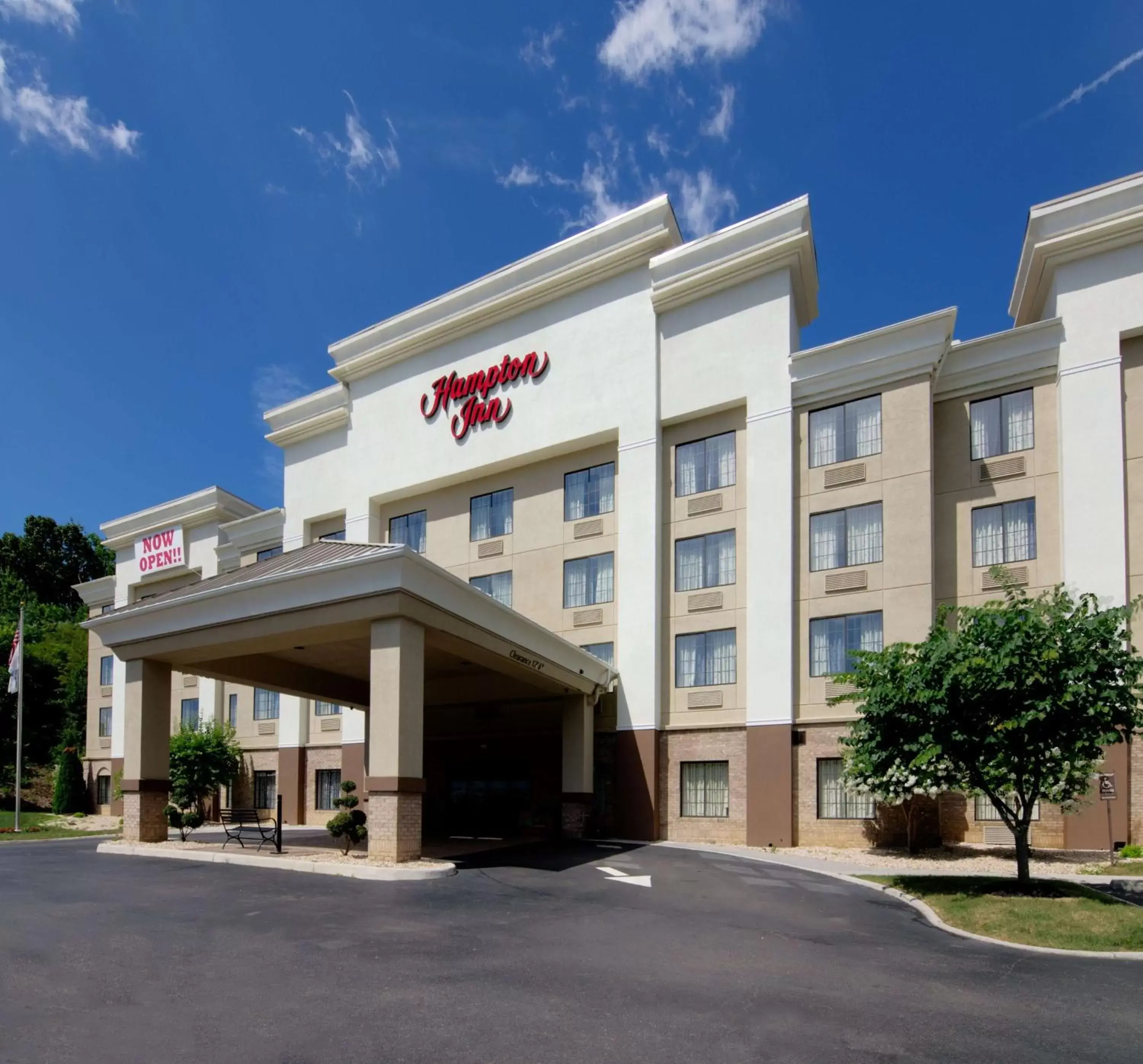 Property building in Hampton Inn Salem Property building in Hampton Inn Salem