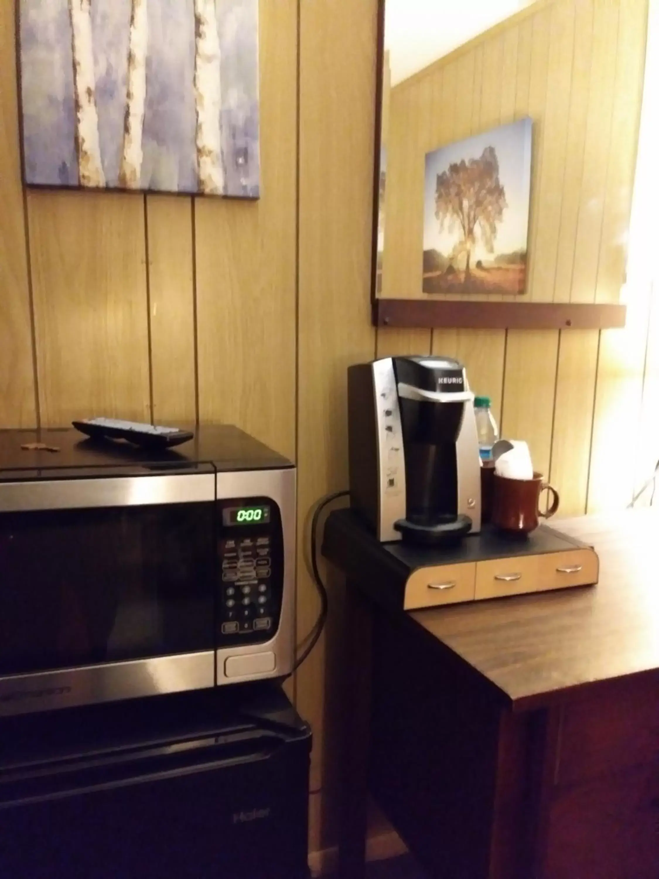 Photo of the whole room, Kitchen/Kitchenette in Rest Stop 6 Inn