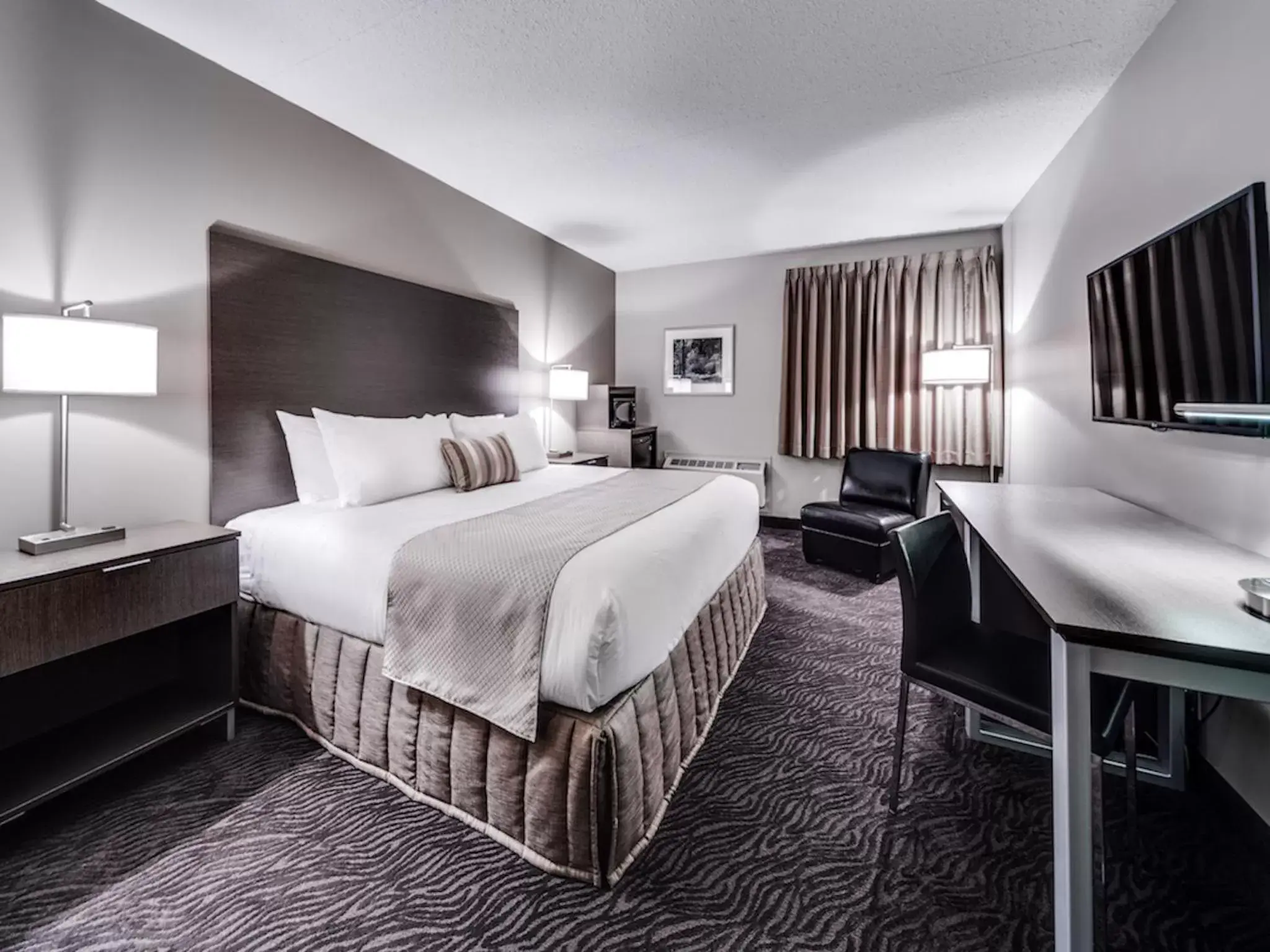 Shower, Bed in Heritage Inn Hotel & Convention Centre - High River