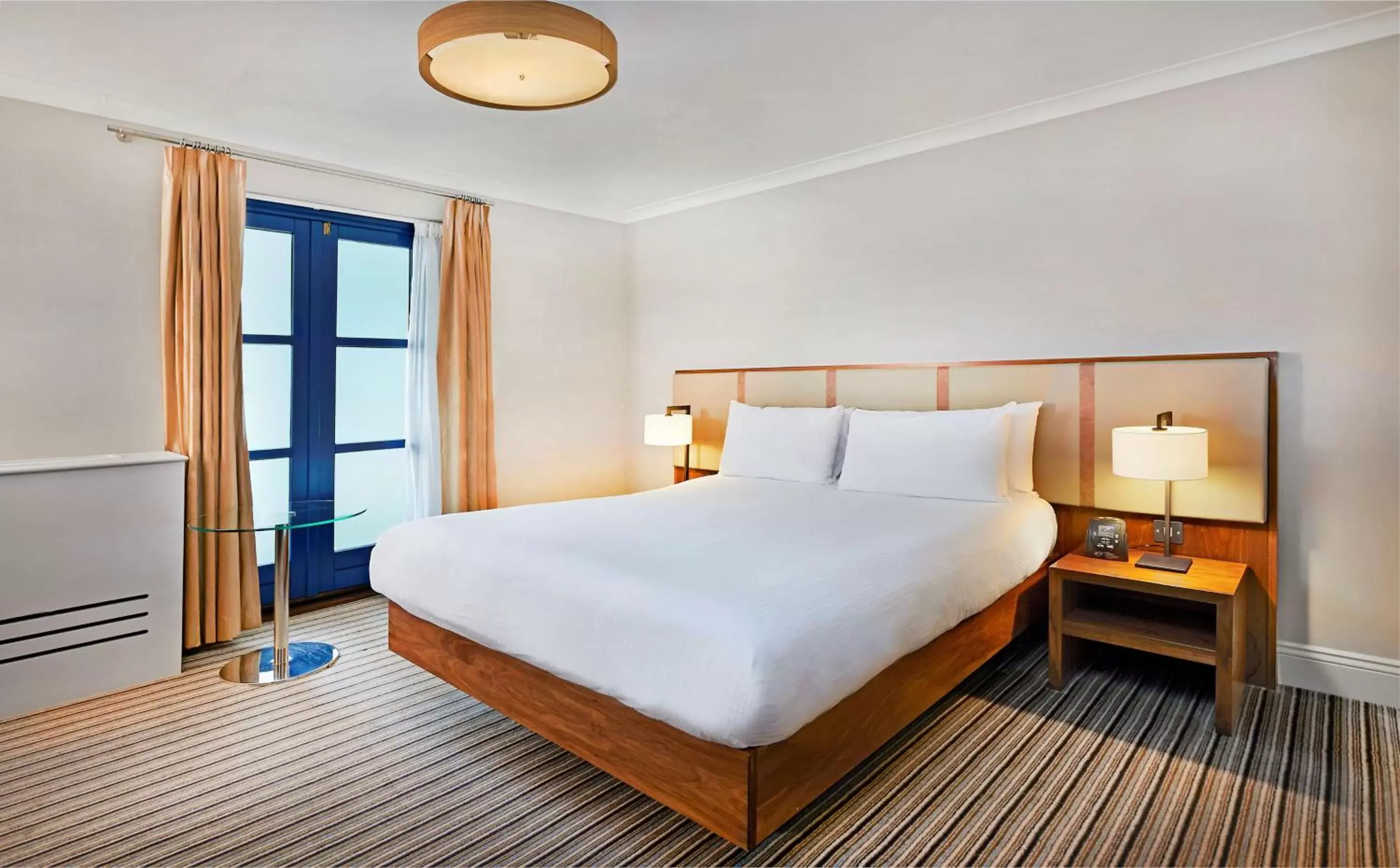 Bed in DoubleTree by Hilton London – Docklands Riverside