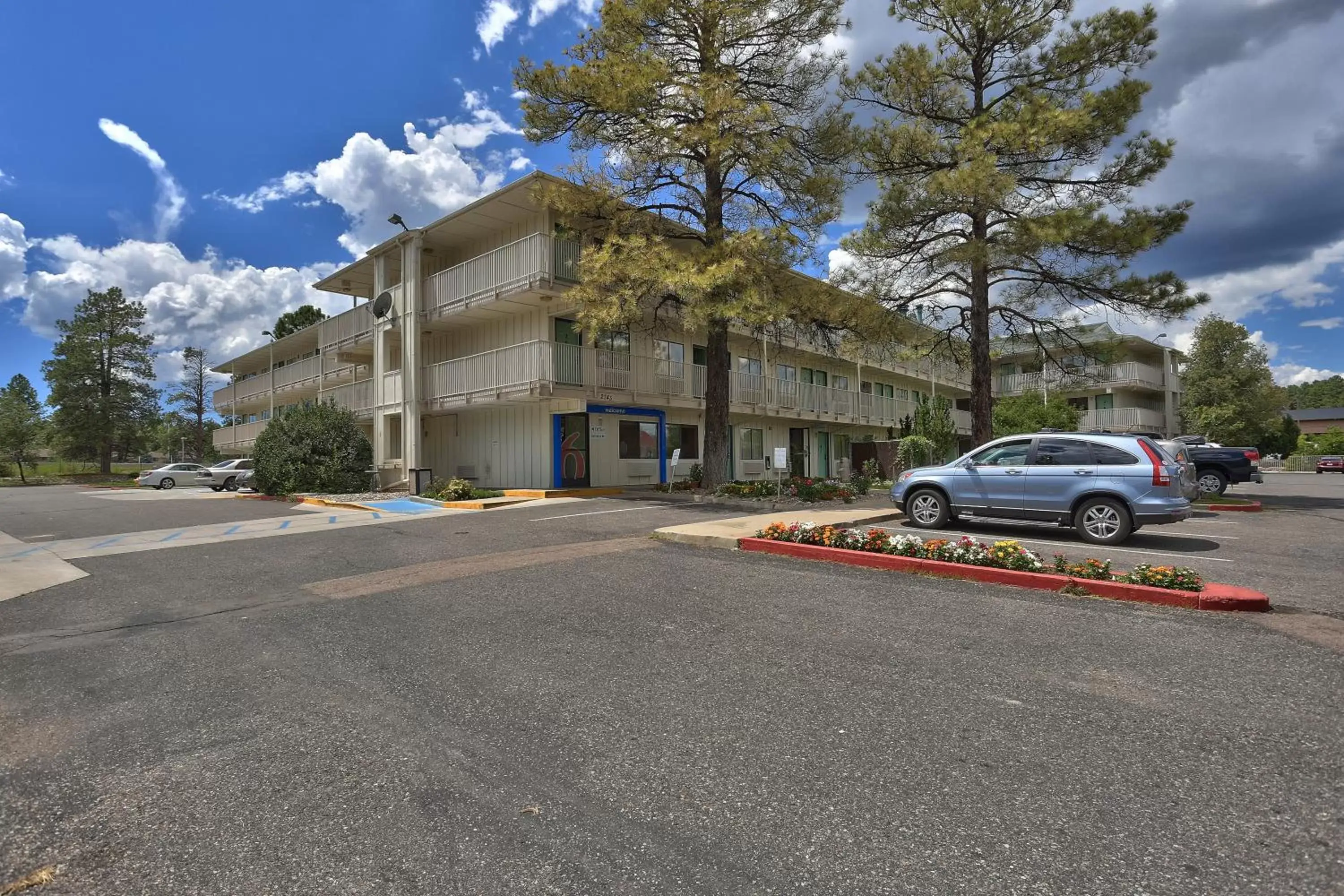 Facade/entrance, Property Building in Motel 6-Flagstaff, AZ - West - Woodland Village