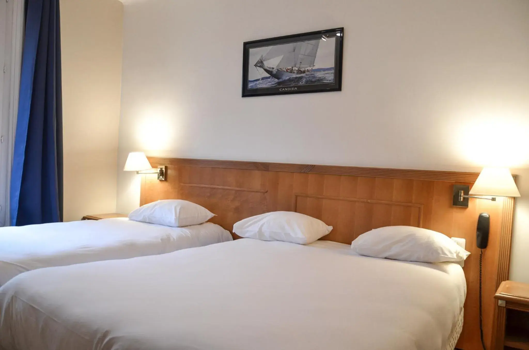 Bedroom, Bed in Hôtel De La Perdrix Rouge