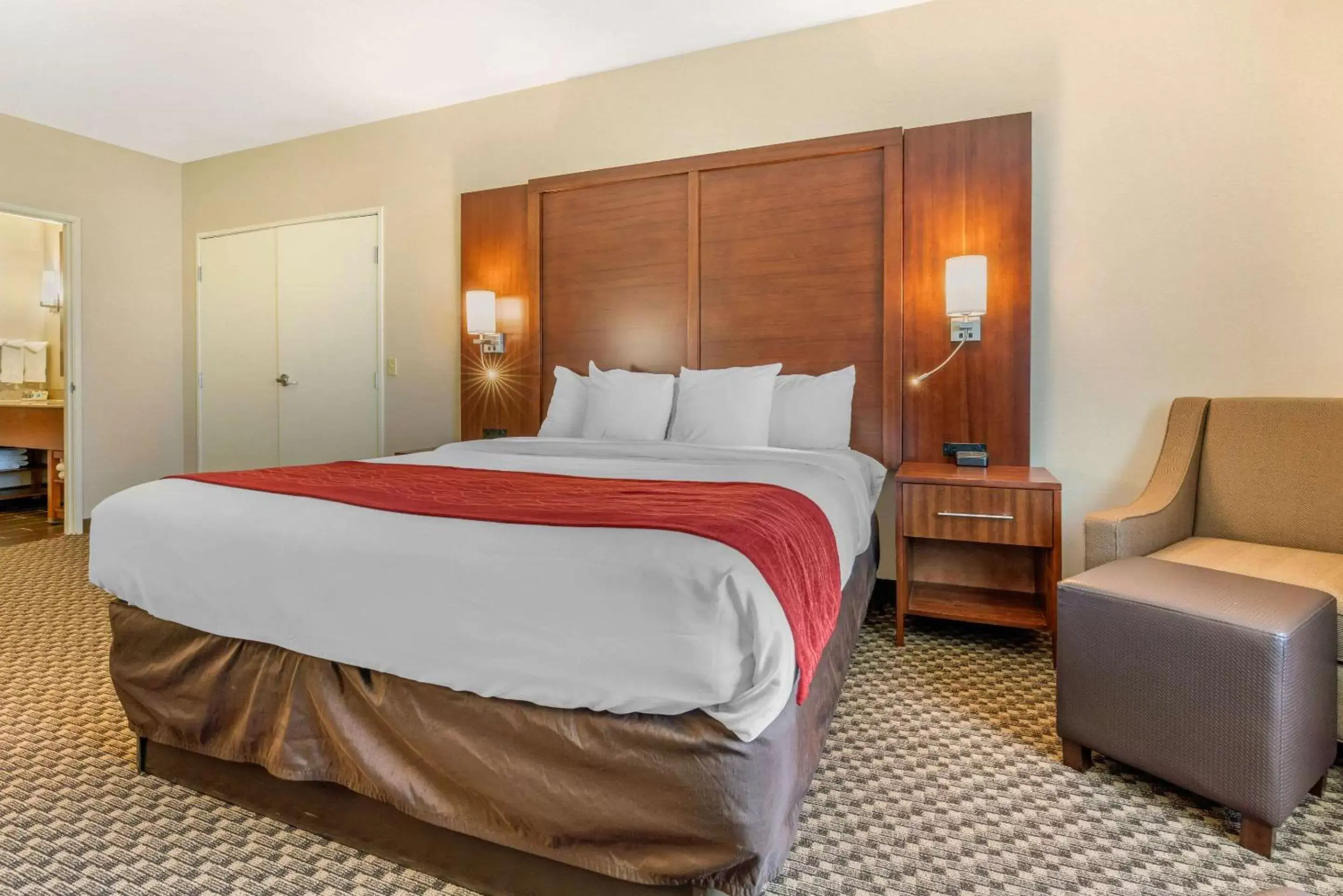 Photo of the whole room, Bed in Comfort Inn & Suites Galt – Lodi North