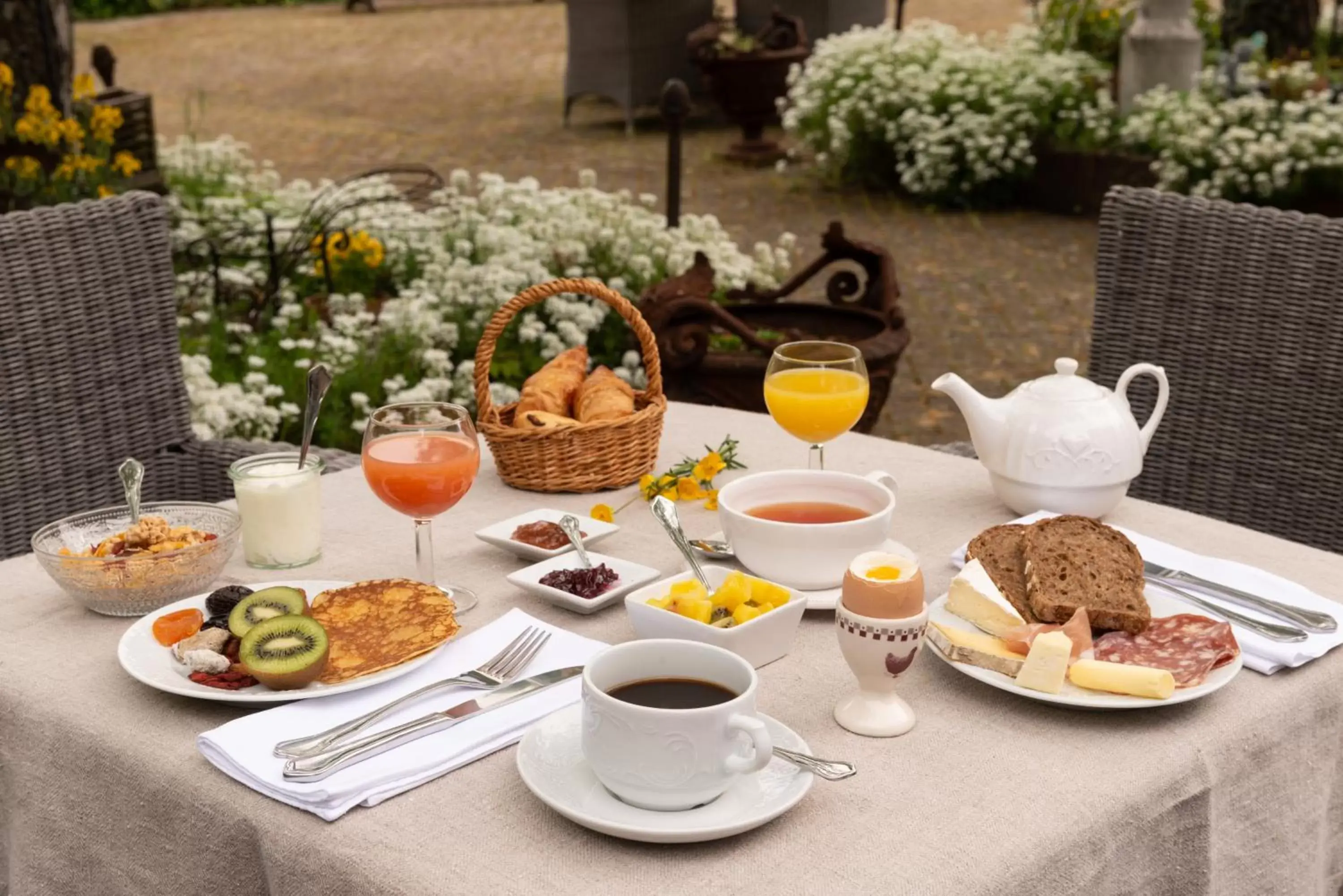 Food and drinks, Breakfast in Domaine de Beaupré - Hotel The Originals Relais