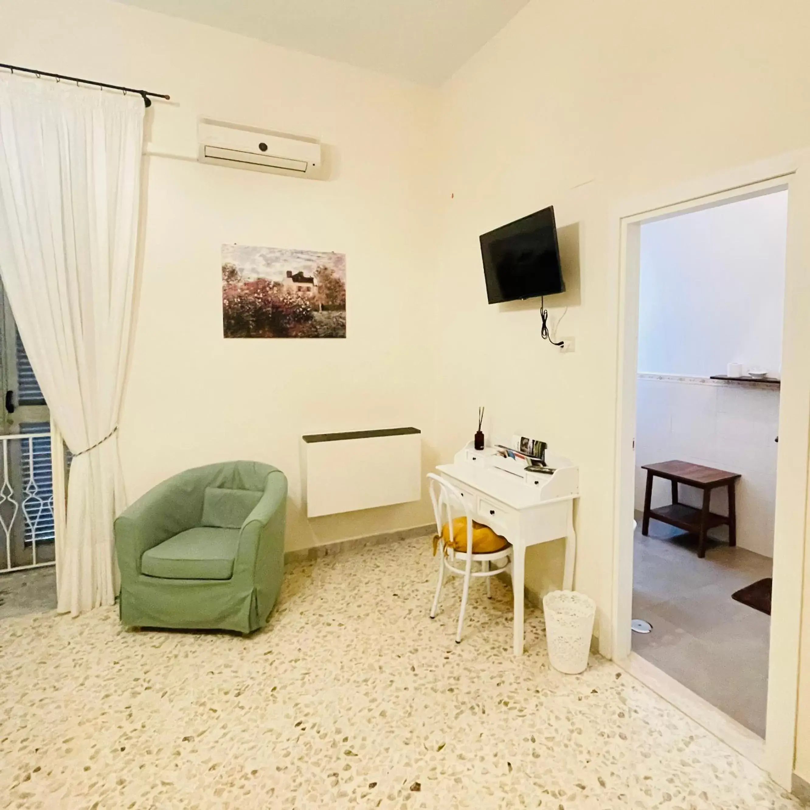 Bedroom, TV/Entertainment Center in Bed & Breakfast Al Borgo Antico